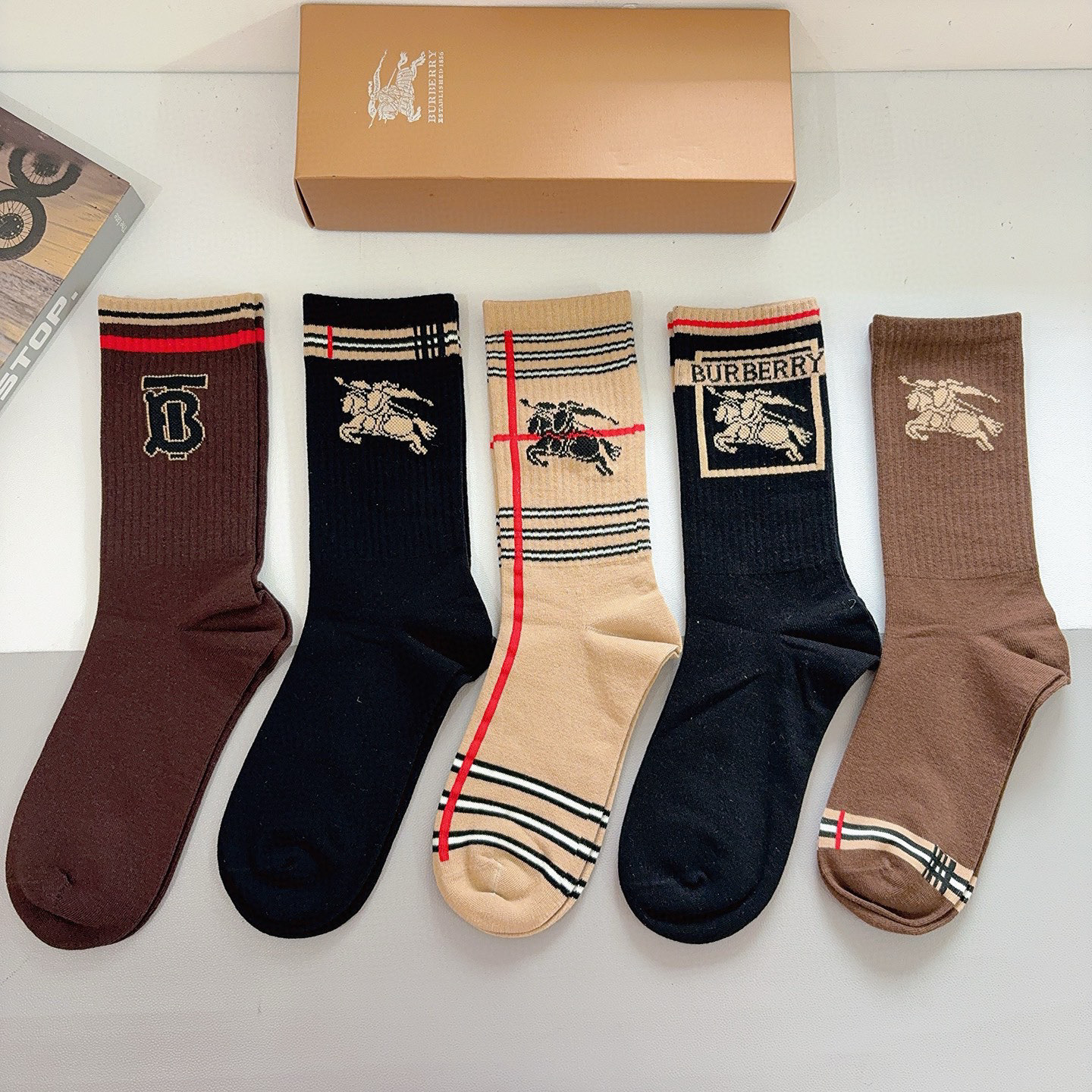 配包装（一盒5双）🌟Burberry 巴宝莉 秋冬季节男女通用长筒袜子，纯棉面料，经典款搭配潮流配色，个