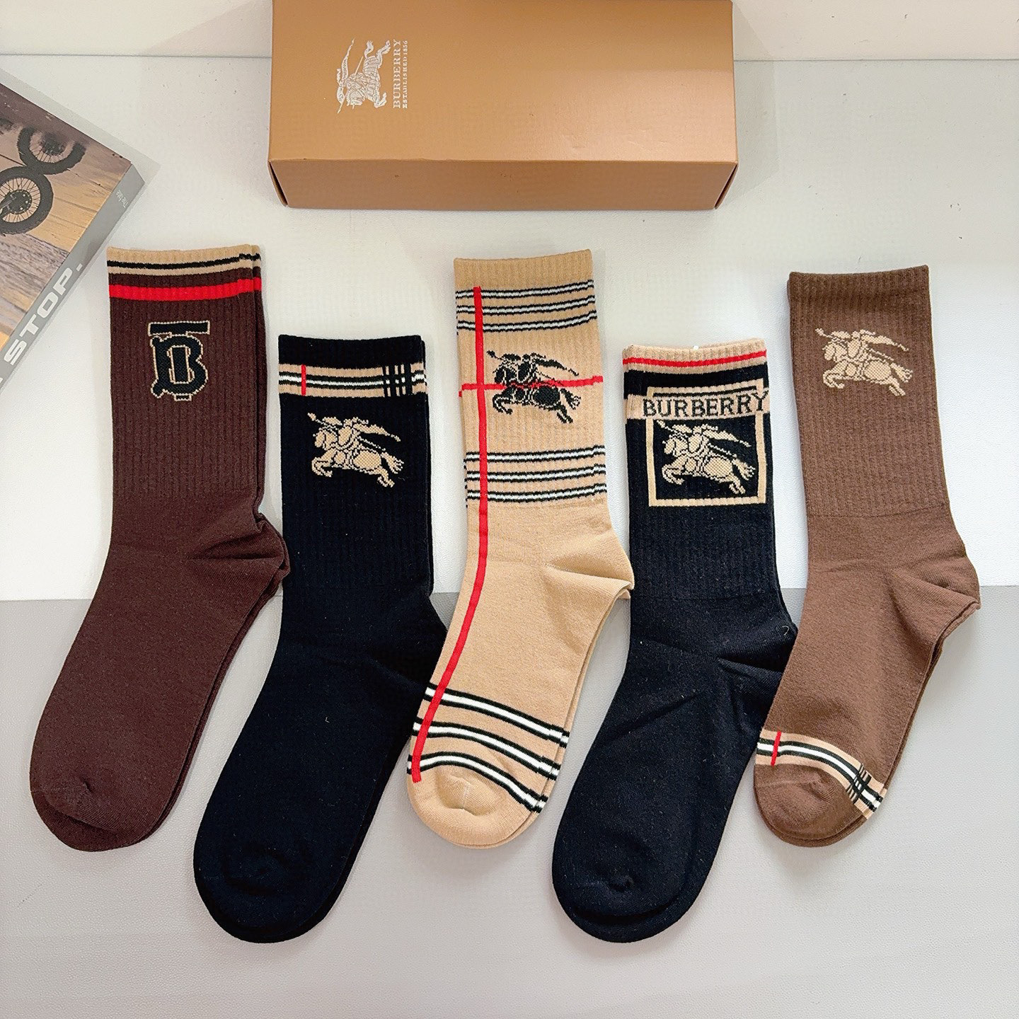 配包装（一盒5双）🌟Burberry 巴宝莉 秋冬季节男女通用长筒袜子，纯棉面料，经典款搭配潮流配色，个