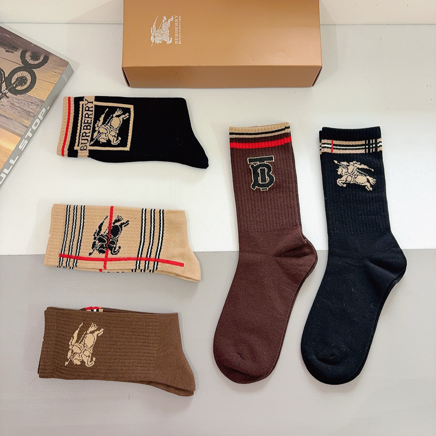 配包装（一盒5双）🌟Burberry 巴宝莉 秋冬季节男女通用长筒袜子，纯棉面料，经典款搭配潮流配色，个