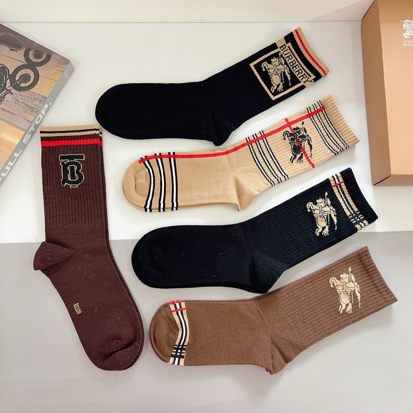配包装（一盒5双）🌟Burberry 巴宝莉 秋冬季节男女通用长筒袜子，纯棉面料，经典款搭配潮流配色，个