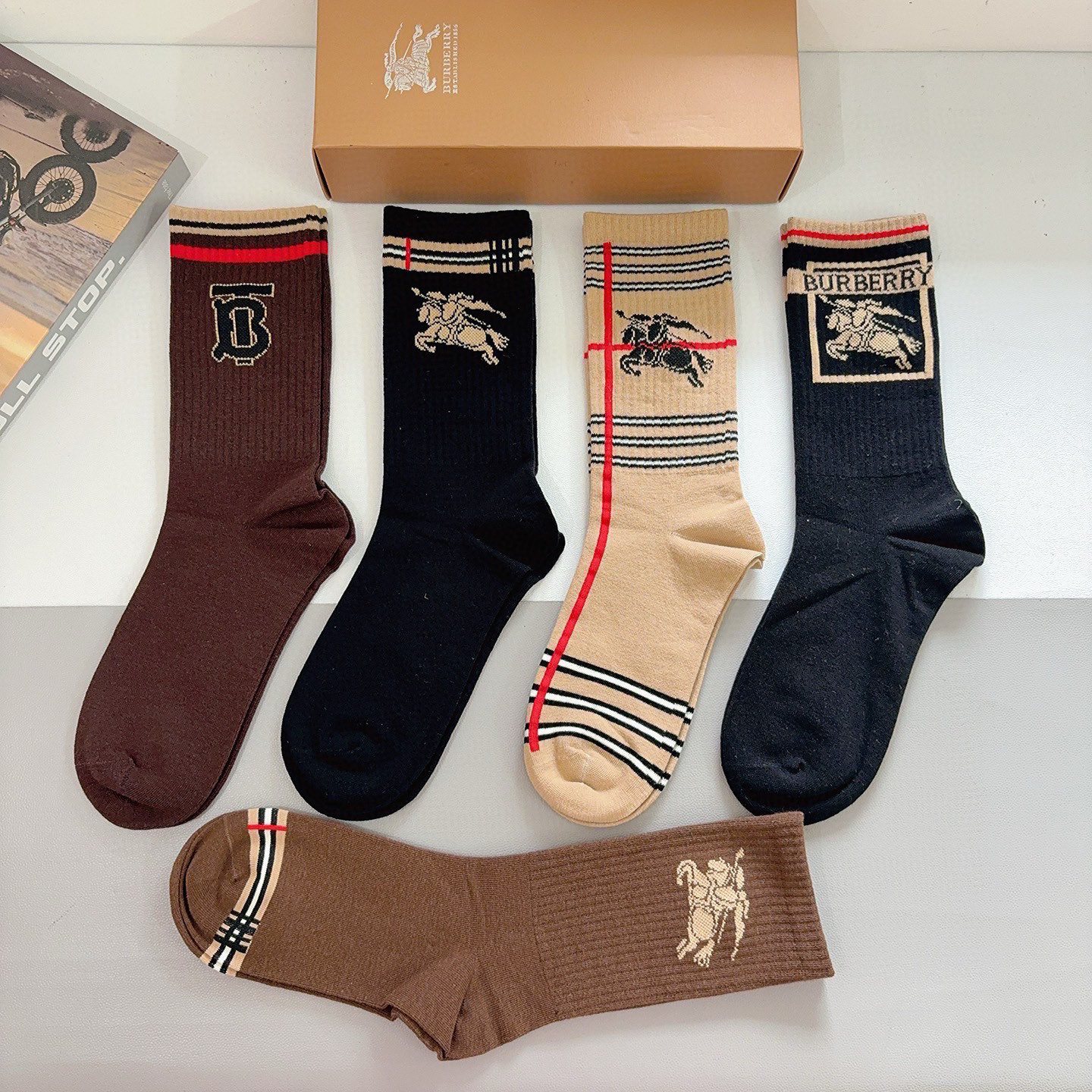 配包装（一盒5双）🌟Burberry 巴宝莉 秋冬季节男女通用长筒袜子，纯棉面料，经典款搭配潮流配色，个