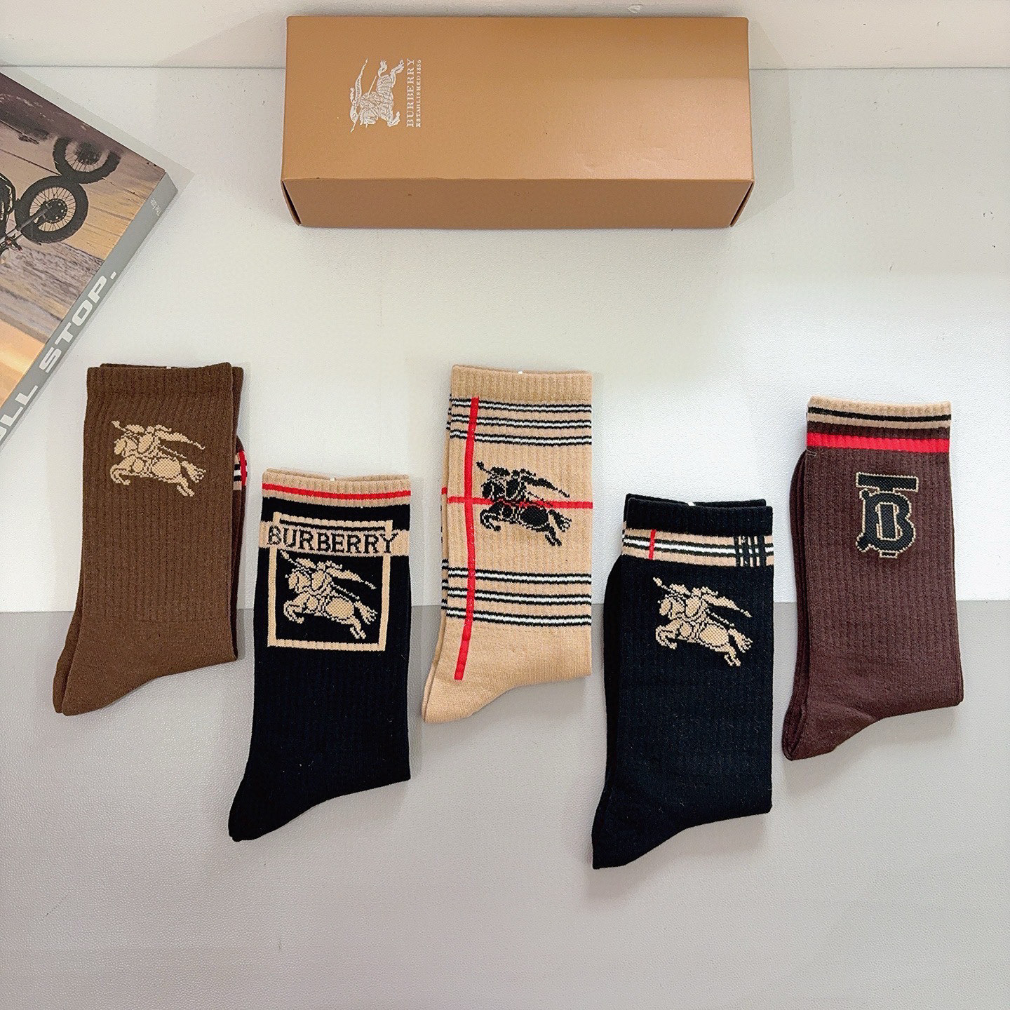 配包装（一盒5双）🌟Burberry 巴宝莉 秋冬季节男女通用长筒袜子，纯棉面料，经典款搭配潮流配色，个