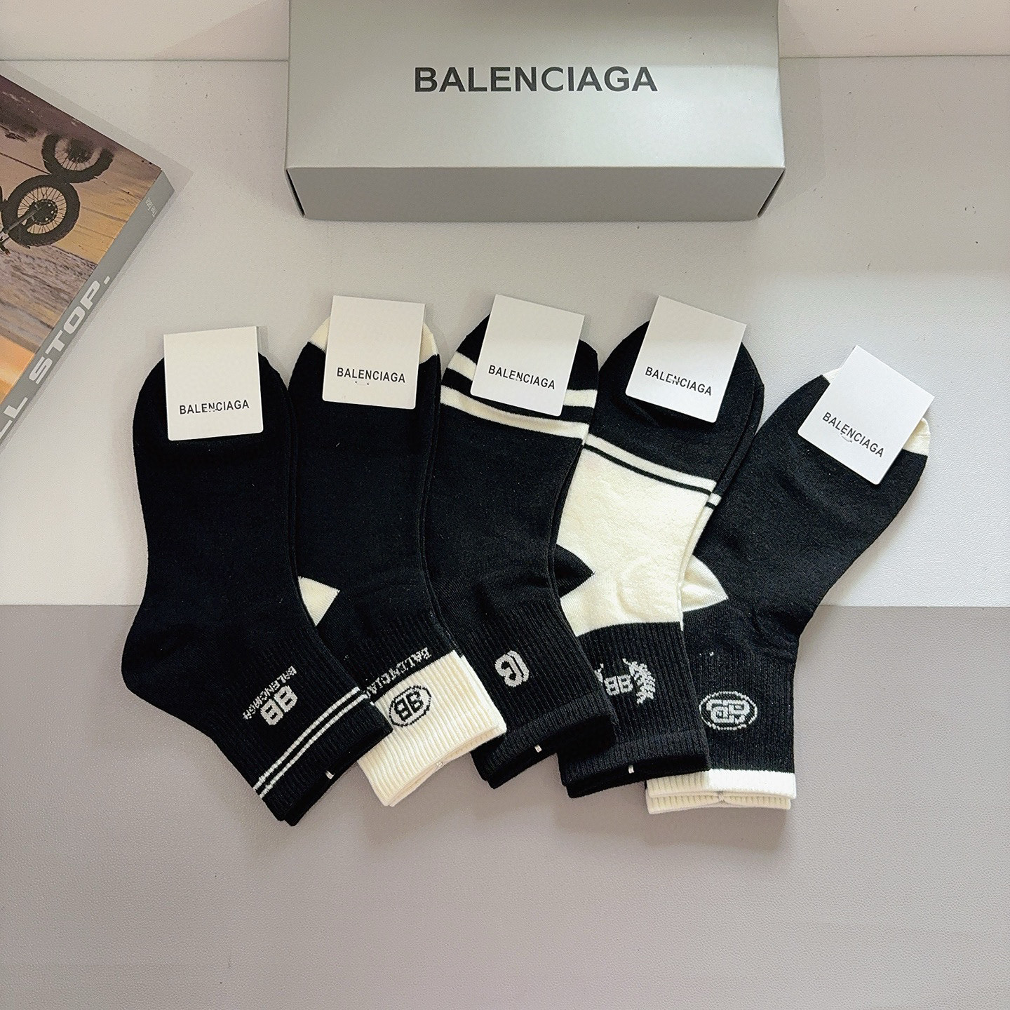 配包装【一盒5双】BALENCIAGA 巴黎世家 新款中筒袜子🔥潮人必不可少的时尚专柜代购袜子 ，超级时