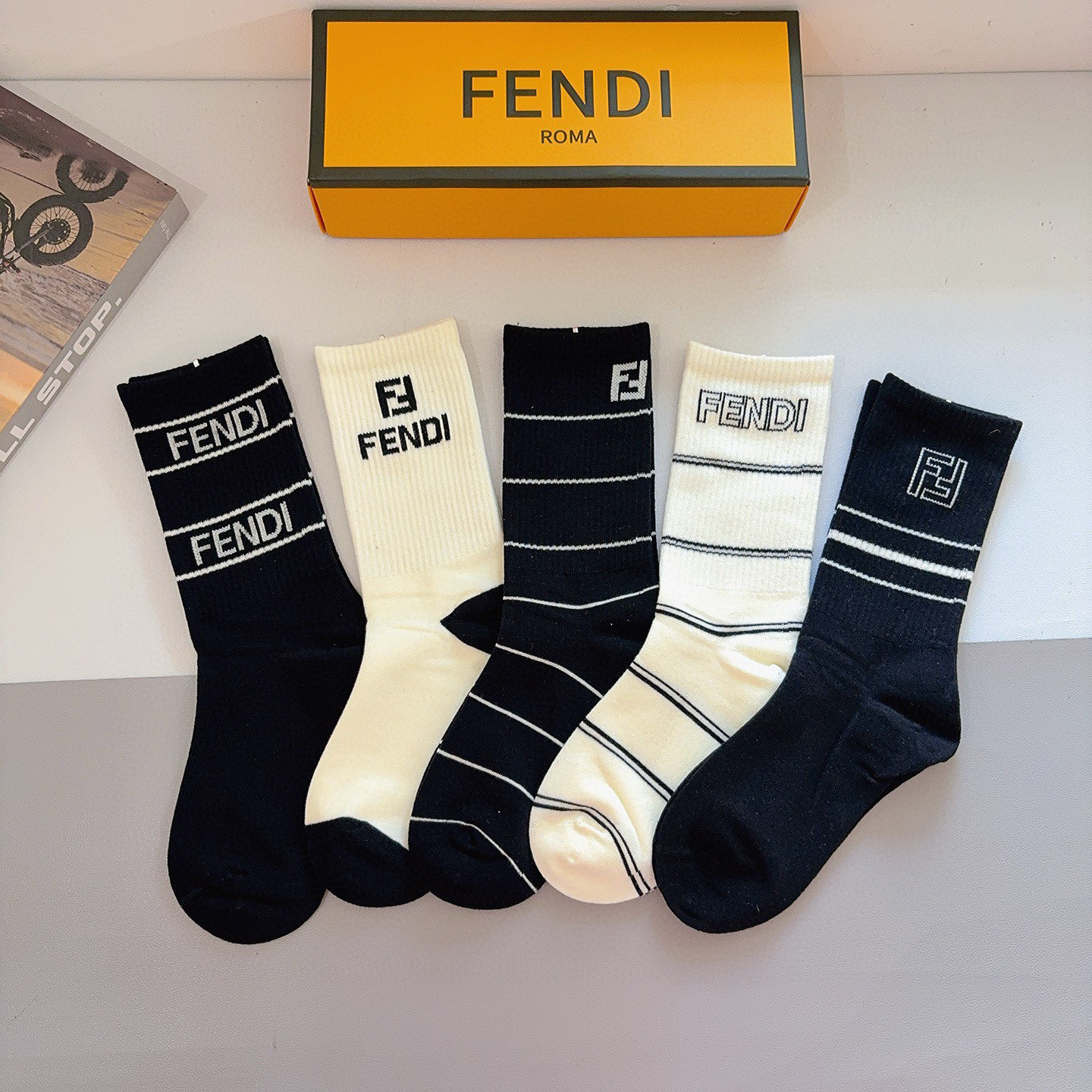 配包装（一盒5双）FENDI 芬迪 经典双Ｆ爆款长筒袜子 纯棉面料，实用好穿 柔软透气，时尚百搭款，大牌
