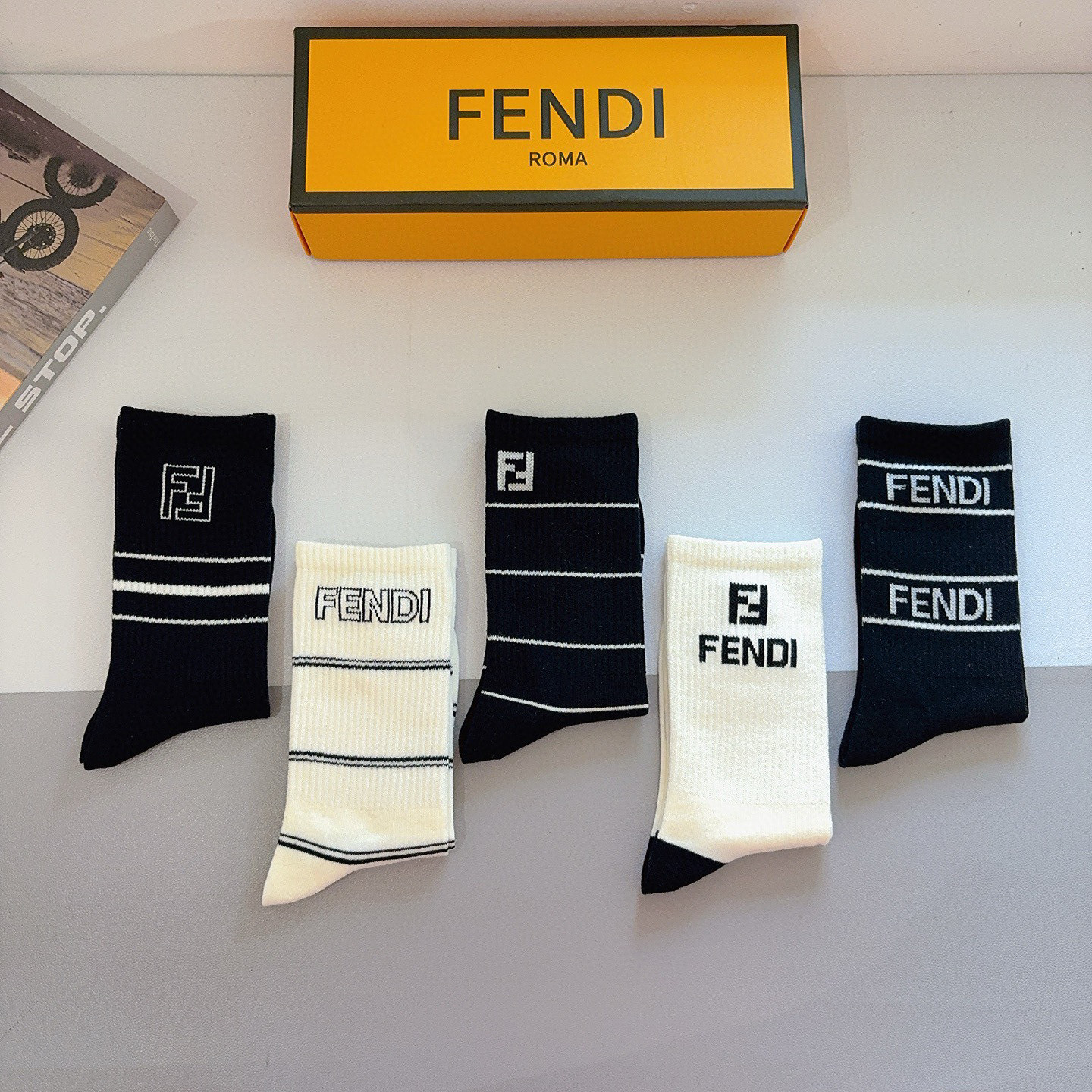 配包装（一盒5双）FENDI 芬迪 经典双Ｆ爆款长筒袜子 纯棉面料，实用好穿 柔软透气，时尚百搭款，大牌