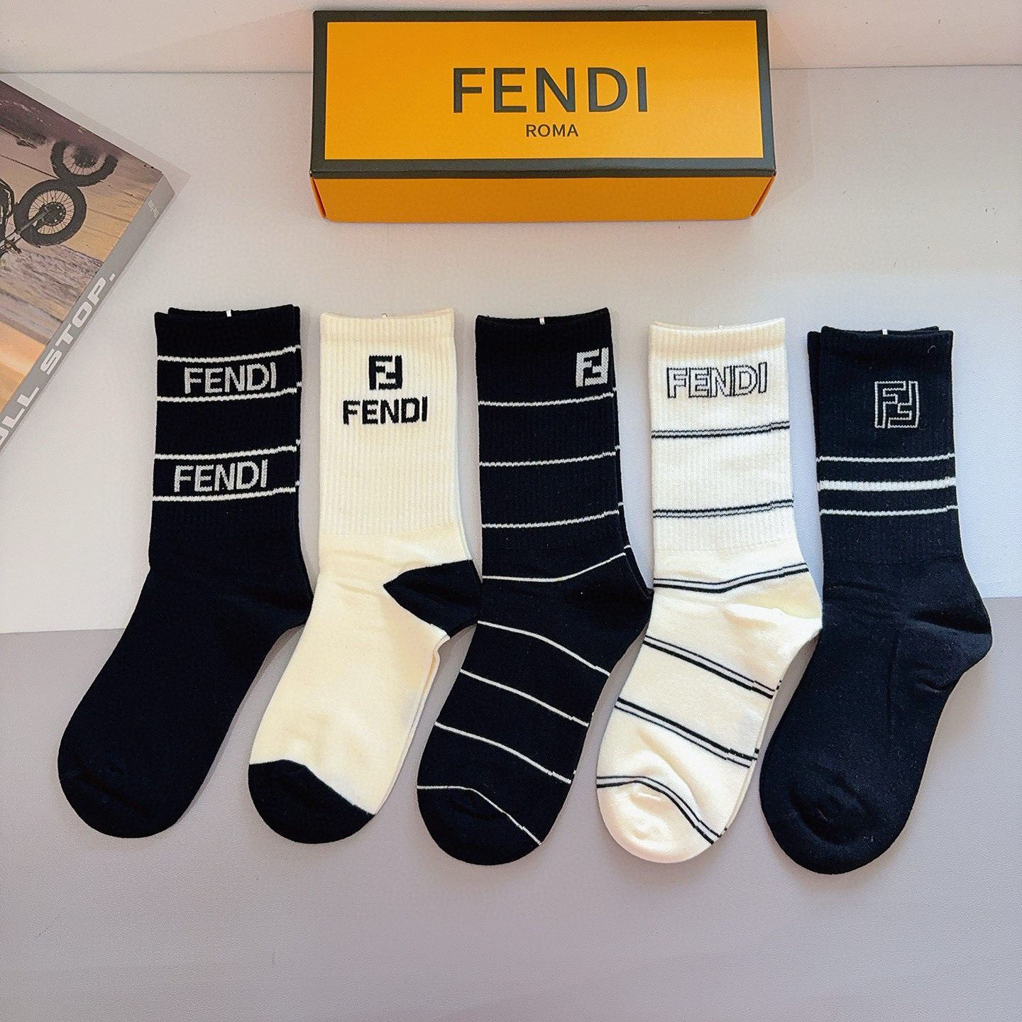 配包装（一盒5双）FENDI 芬迪 经典双Ｆ爆款长筒袜子 纯棉面料，实用好穿 柔软透气，时尚百搭款，大牌