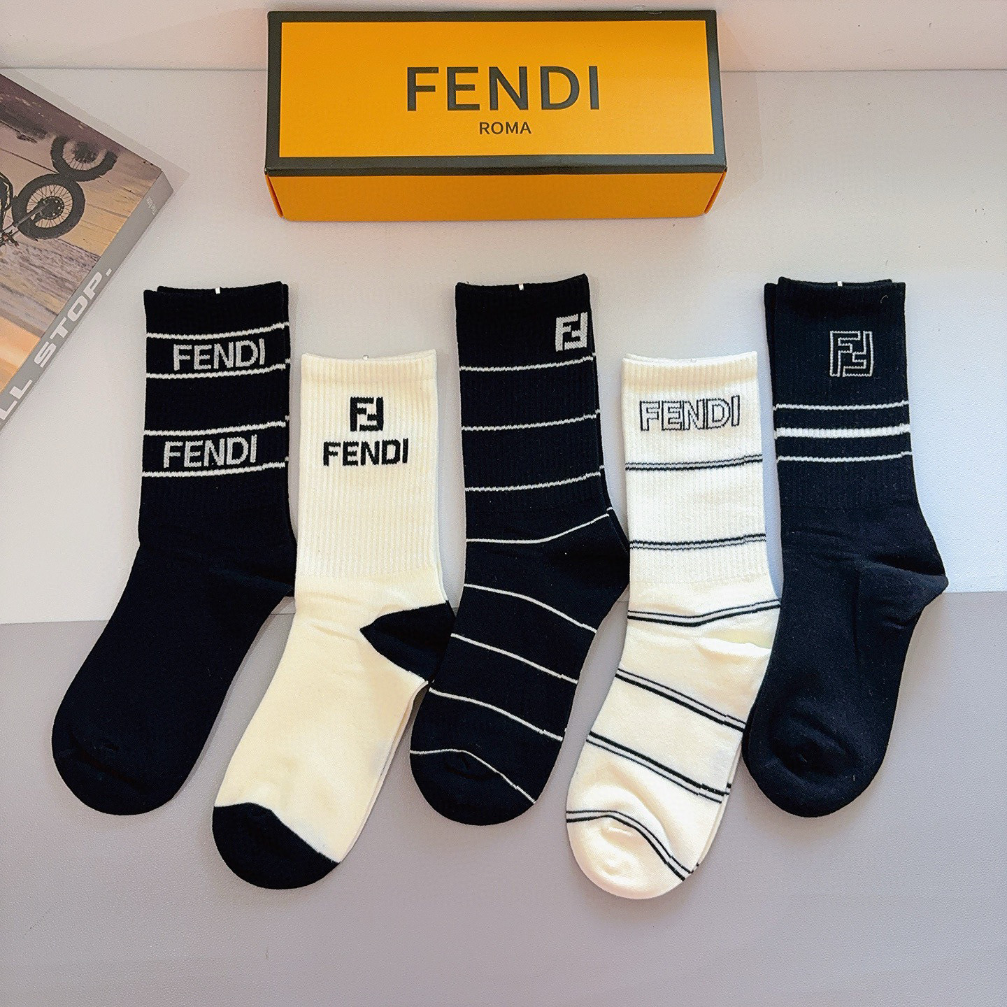 配包装（一盒5双）FENDI 芬迪 经典双Ｆ爆款长筒袜子 纯棉面料，实用好穿 柔软透气，时尚百搭款，大牌