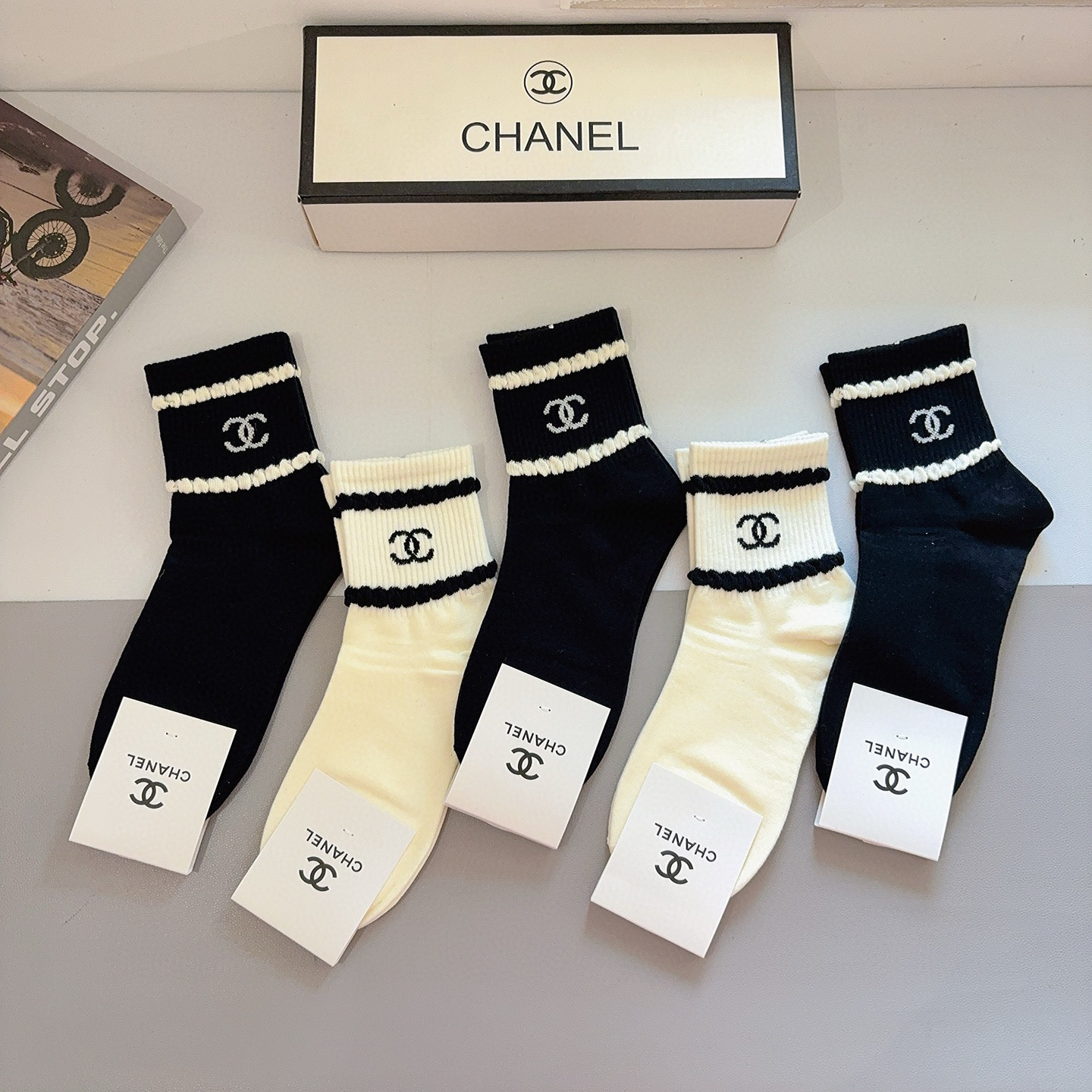 配包装（一盒5双）CHANEL 香奈儿经典中筒袜子❗️高版本纯棉材质柔软，秒杀市场普通货，经典的双C图案