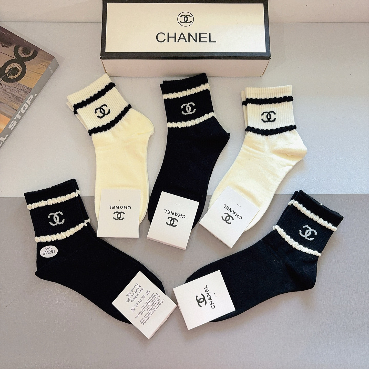 配包装（一盒5双）CHANEL 香奈儿经典中筒袜子❗️高版本纯棉材质柔软，秒杀市场普通货，经典的双C图案