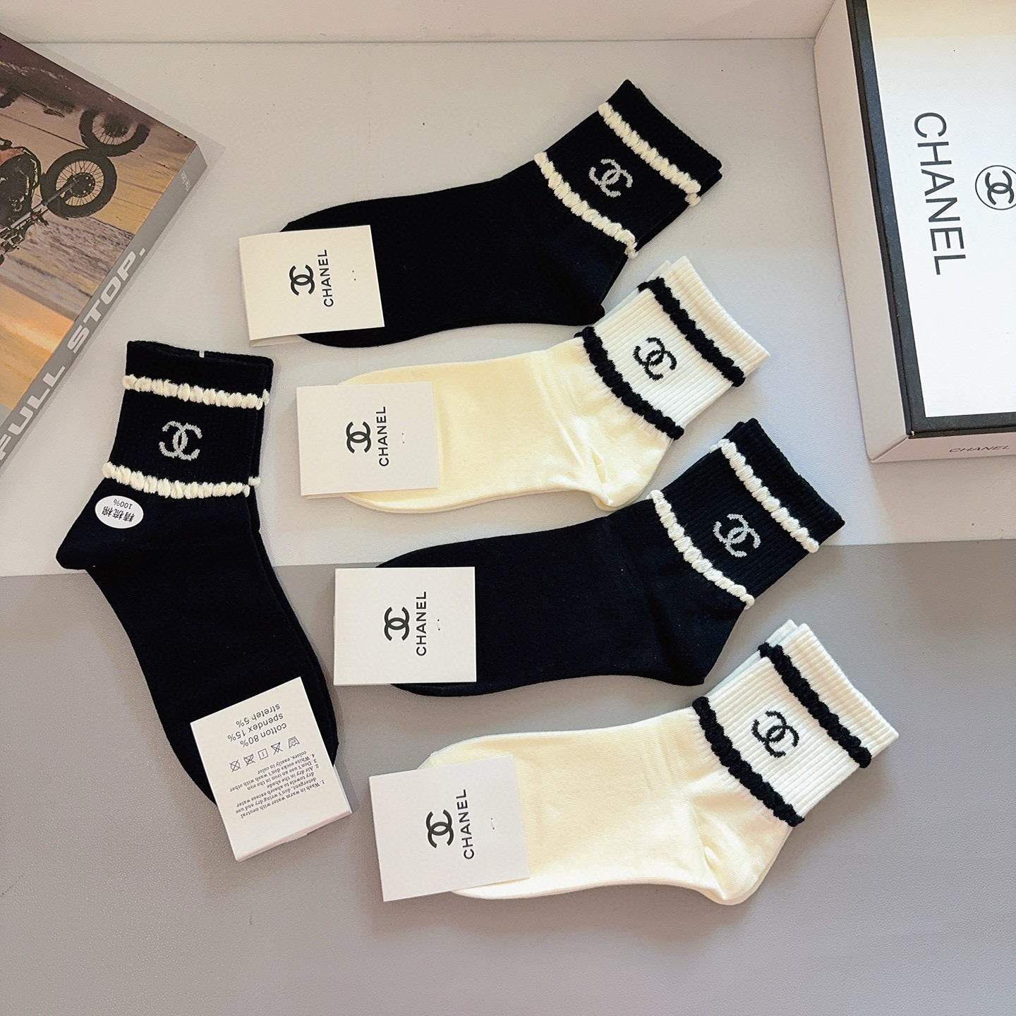 配包装（一盒5双）CHANEL 香奈儿经典中筒袜子❗️高版本纯棉材质柔软，秒杀市场普通货，经典的双C图案