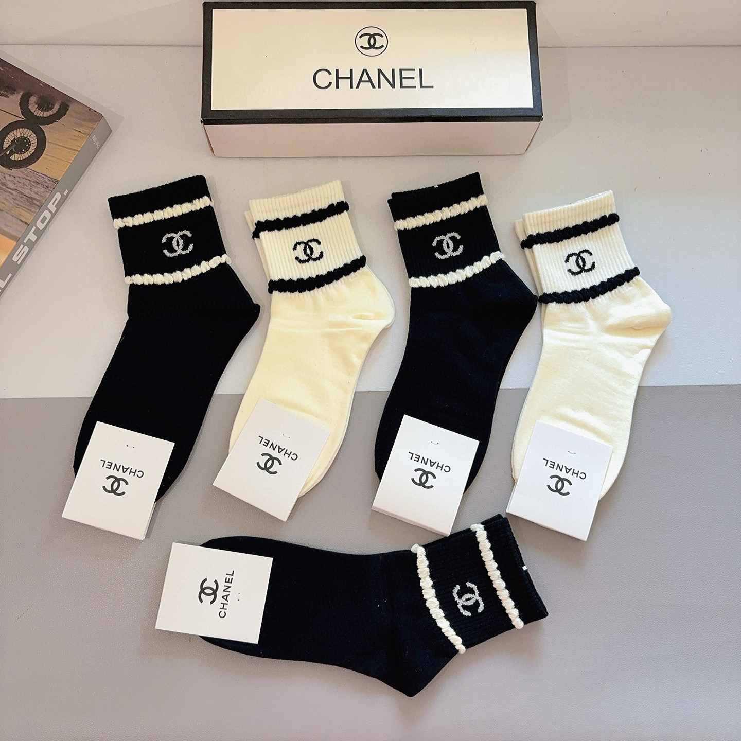 配包装（一盒5双）CHANEL 香奈儿经典中筒袜子❗️高版本纯棉材质柔软，秒杀市场普通货，经典的双C图案