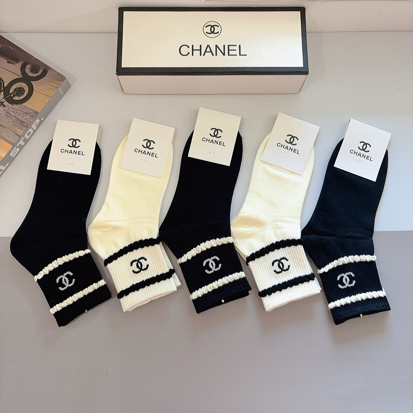 配包装（一盒5双）CHANEL 香奈儿经典中筒袜子❗️高版本纯棉材质柔软，秒杀市场普通货，经典的双C图案