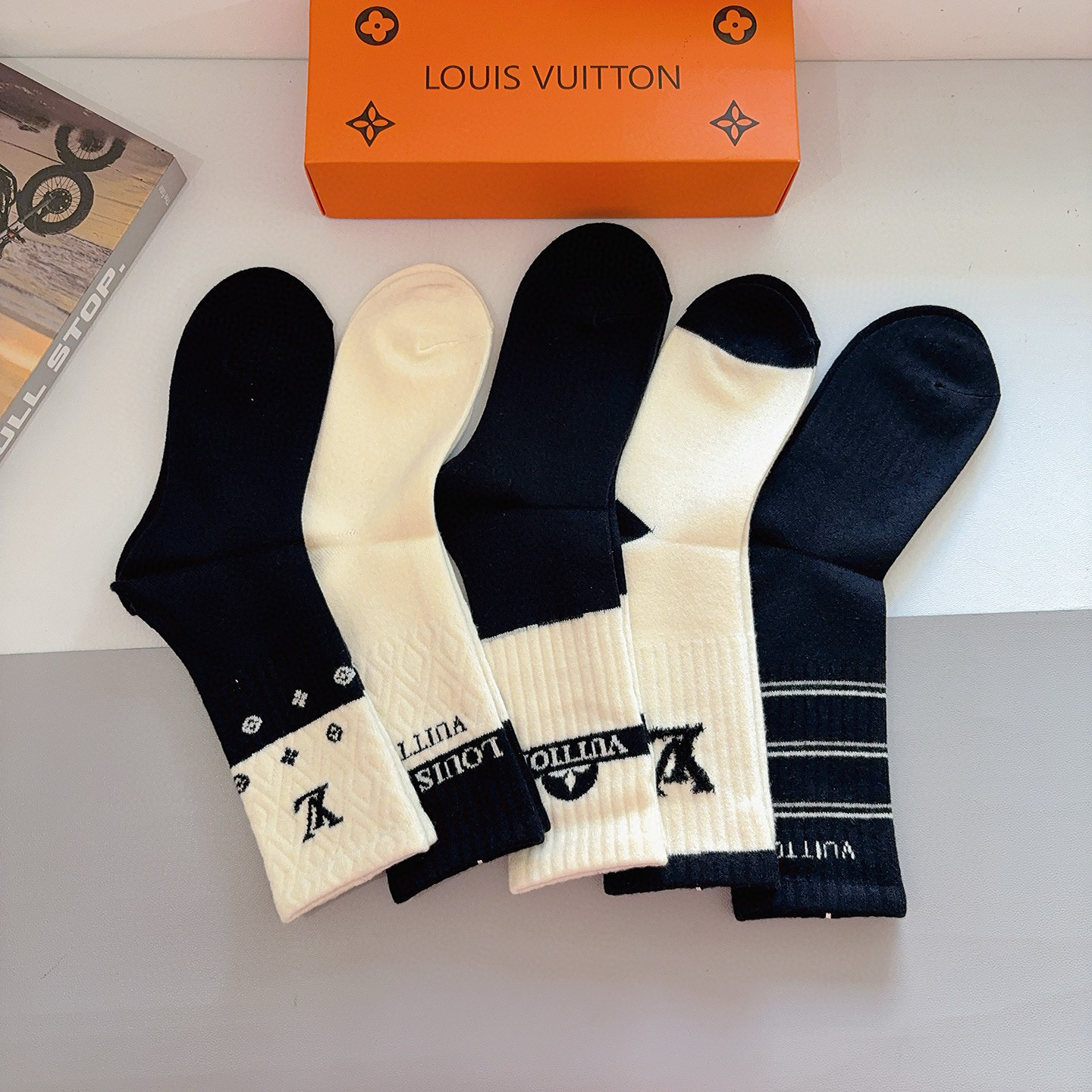 配包装（一盒5双）LV 路易威登 新款字母兔绒长筒袜子！经典字母专柜同步袜子，超柔软材质大牌出街，潮人必