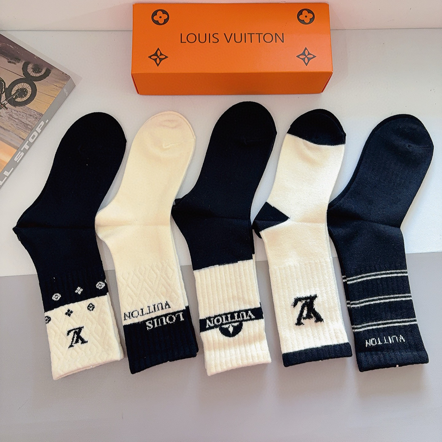 配包装（一盒5双）LV 路易威登 新款字母兔绒长筒袜子！经典字母专柜同步袜子，超柔软材质大牌出街，潮人必