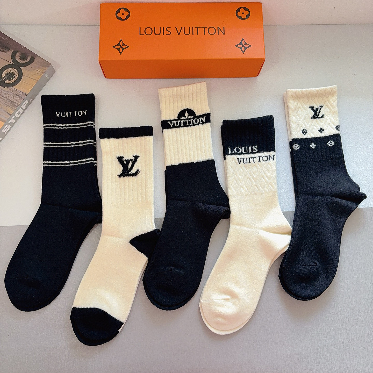 配包装（一盒5双）LV 路易威登 新款字母兔绒长筒袜子！经典字母专柜同步袜子，超柔软材质大牌出街，潮人必