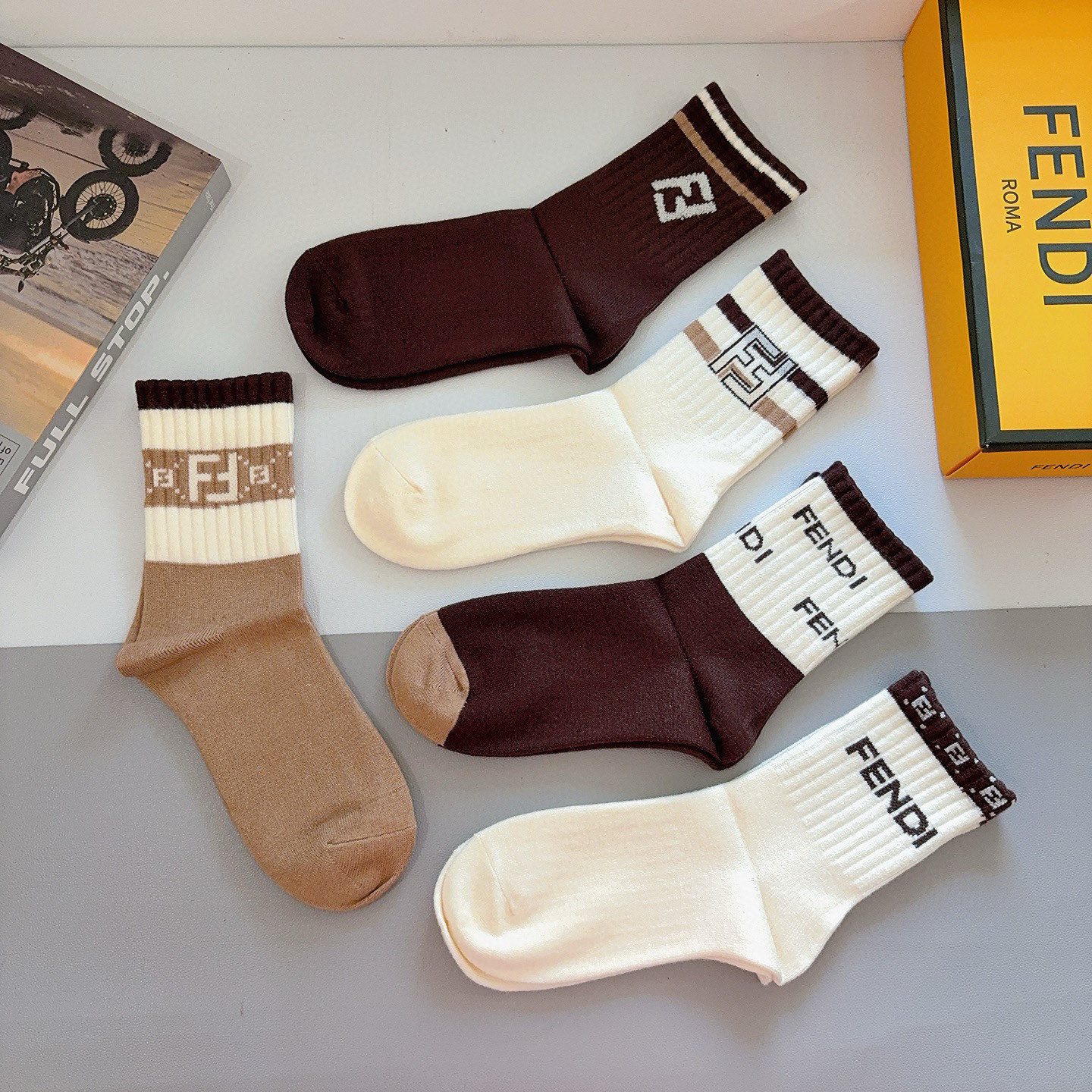 配包装（一盒5双）FENDI 芬迪 新款字母兔绒中筒袜子！经典双F字母专柜同步袜子，超柔软材质大牌出街，