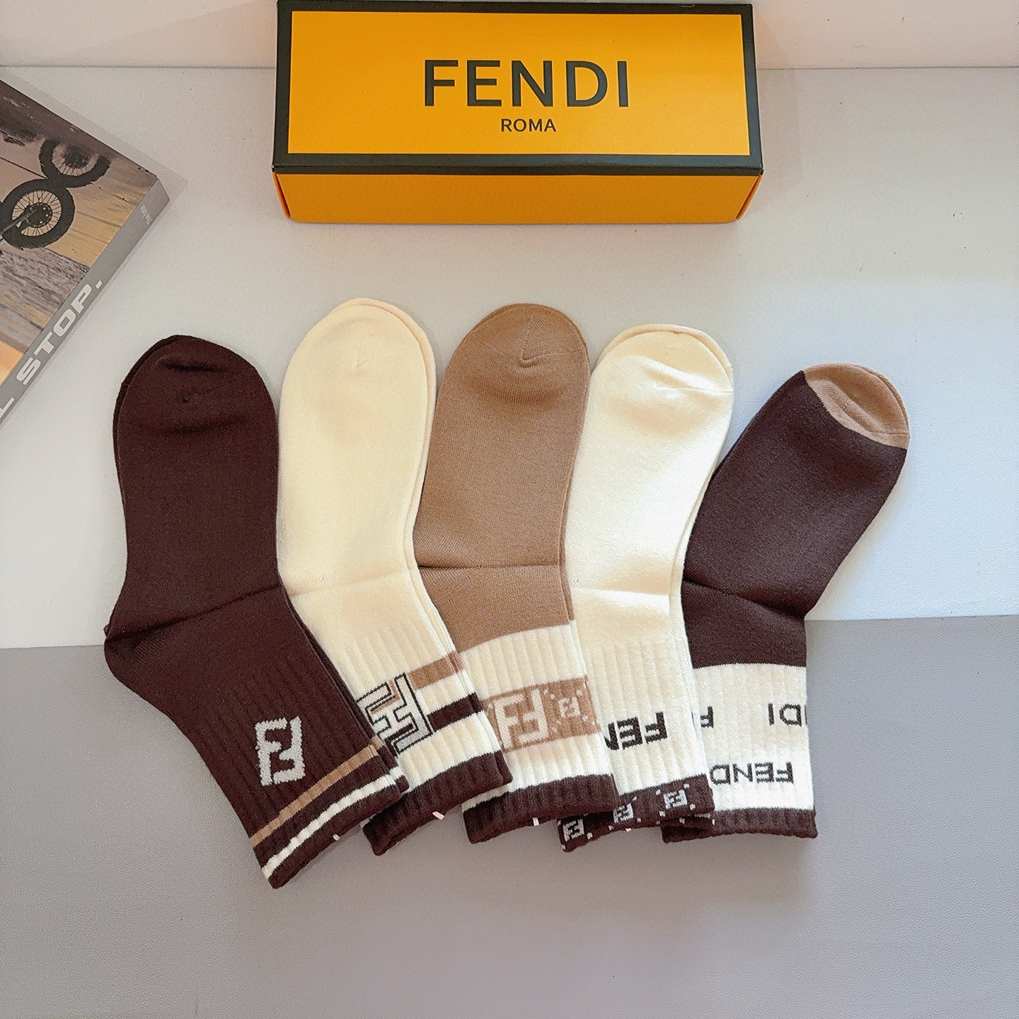 配包装（一盒5双）FENDI 芬迪 新款字母兔绒中筒袜子！经典双F字母专柜同步袜子，超柔软材质大牌出街，
