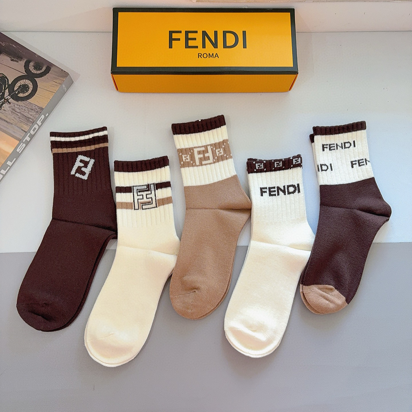 配包装（一盒5双）FENDI 芬迪 新款字母兔绒中筒袜子！经典双F字母专柜同步袜子，超柔软材质大牌出街，