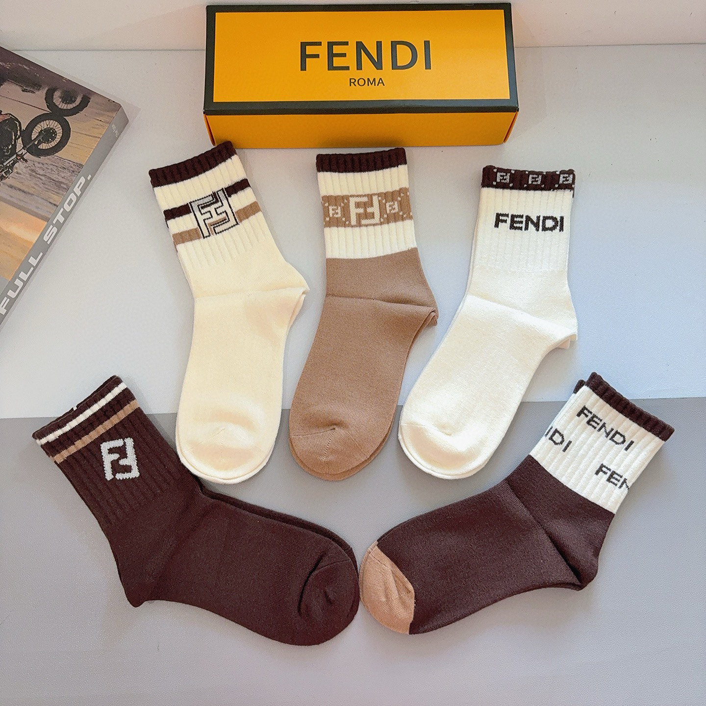 配包装（一盒5双）FENDI 芬迪 新款字母兔绒中筒袜子！经典双F字母专柜同步袜子，超柔软材质大牌出街，