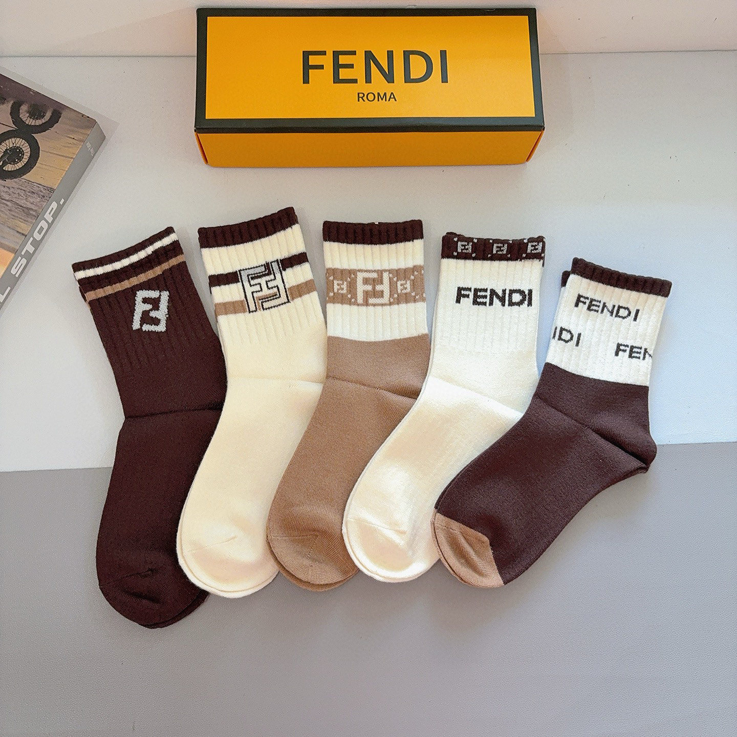 配包装（一盒5双）FENDI 芬迪 新款字母兔绒中筒袜子！经典双F字母专柜同步袜子，超柔软材质大牌出街，
