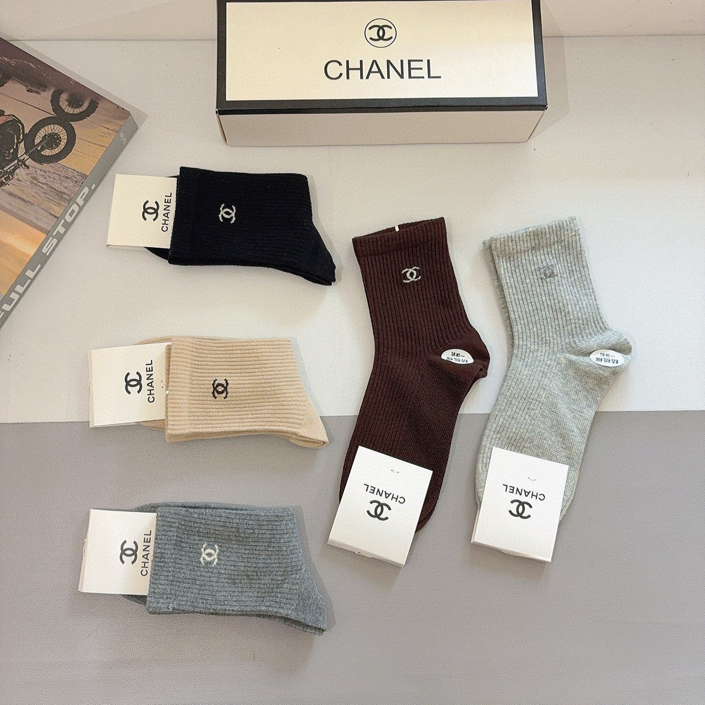 配包装（一盒5双） CHANEL 香奈儿高版本新款潮双针中筒袜子，纯棉面料，潮人必备 ，个性时尚百搭款，