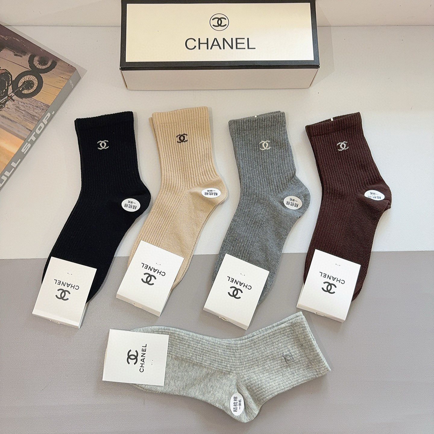 配包装（一盒5双） CHANEL 香奈儿高版本新款潮双针中筒袜子，纯棉面料，潮人必备 ，个性时尚百搭款，