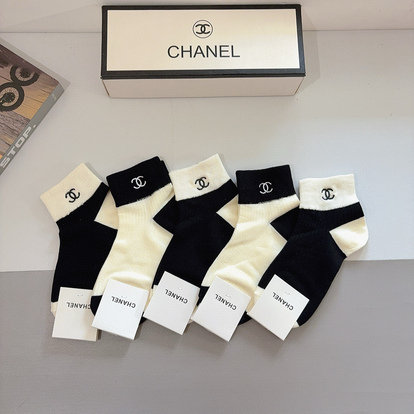 配包装（一盒5双） CHANEL 香奈儿新款刺绣纯棉袜子 经典字母logo船袜，个性时尚百搭款，！超柔软