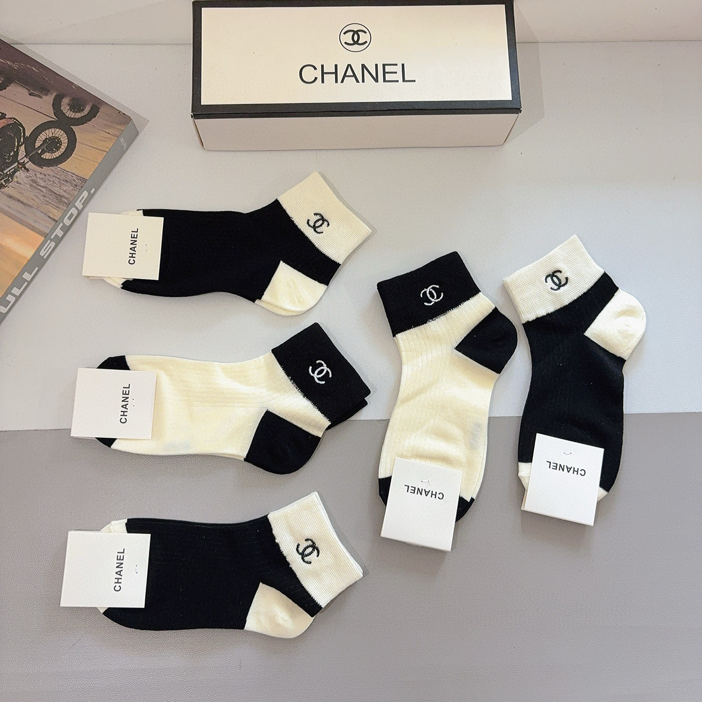 配包装（一盒5双） CHANEL 香奈儿新款刺绣纯棉袜子 经典字母logo船袜，个性时尚百搭款，！超柔软