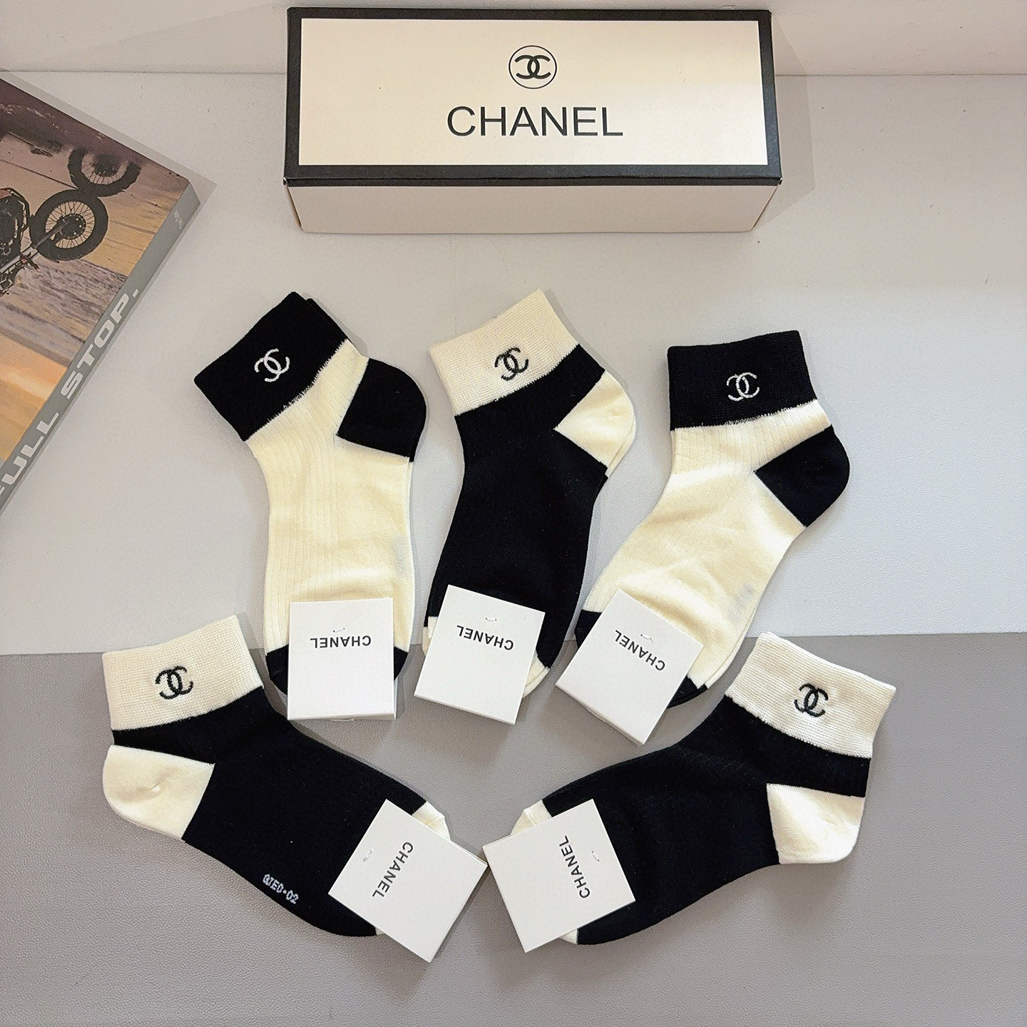 配包装（一盒5双） CHANEL 香奈儿新款刺绣纯棉袜子 经典字母logo船袜，个性时尚百搭款，！超柔软