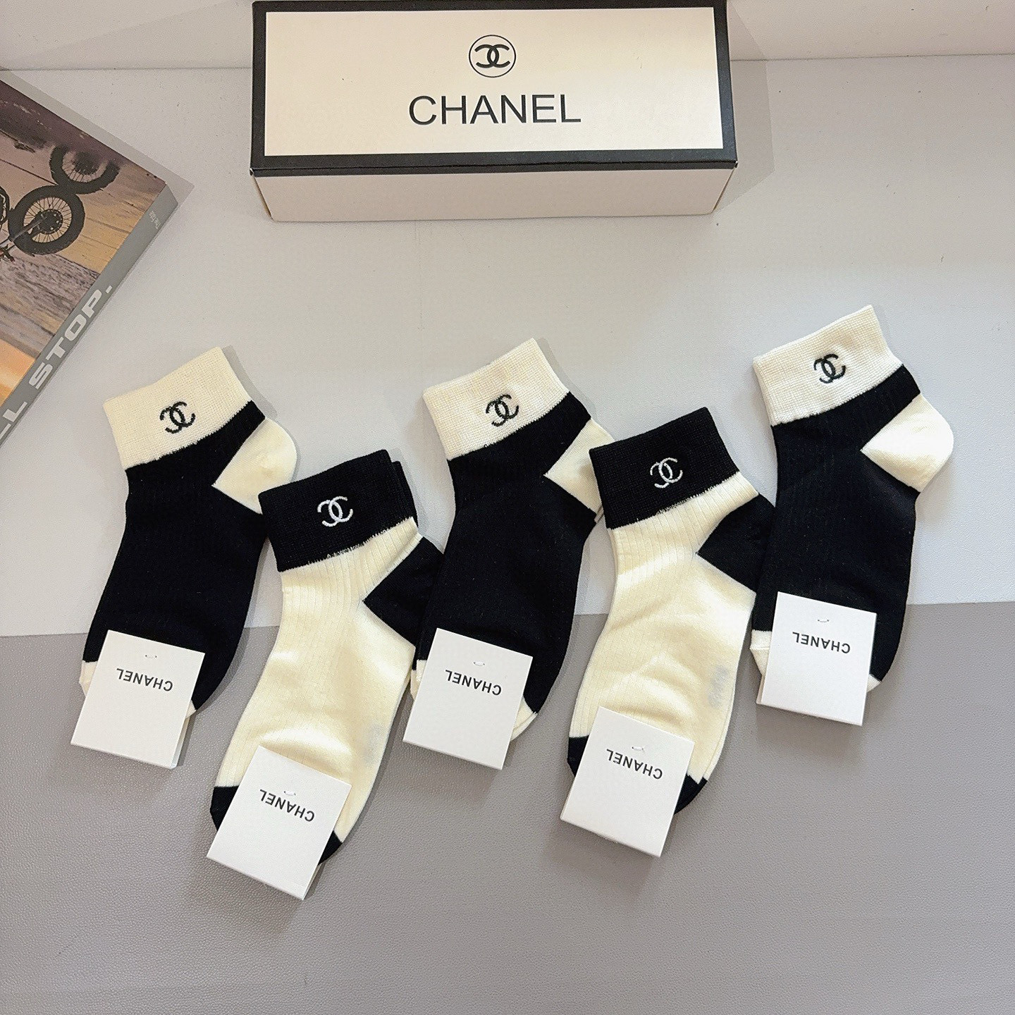 配包装（一盒5双） CHANEL 香奈儿新款刺绣纯棉袜子 经典字母logo船袜，个性时尚百搭款，！超柔软