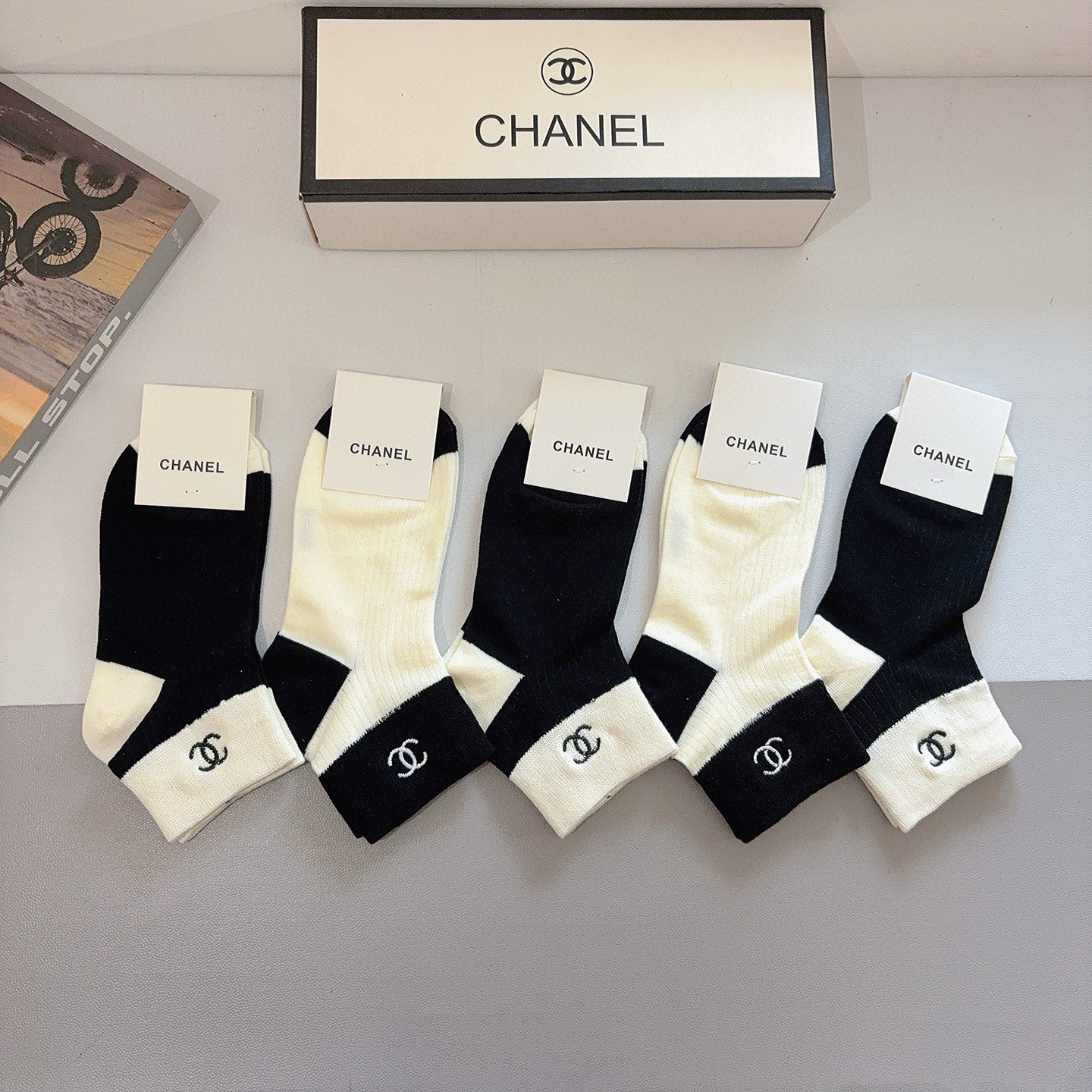 配包装（一盒5双） CHANEL 香奈儿新款刺绣纯棉袜子 经典字母logo船袜，个性时尚百搭款，！超柔软