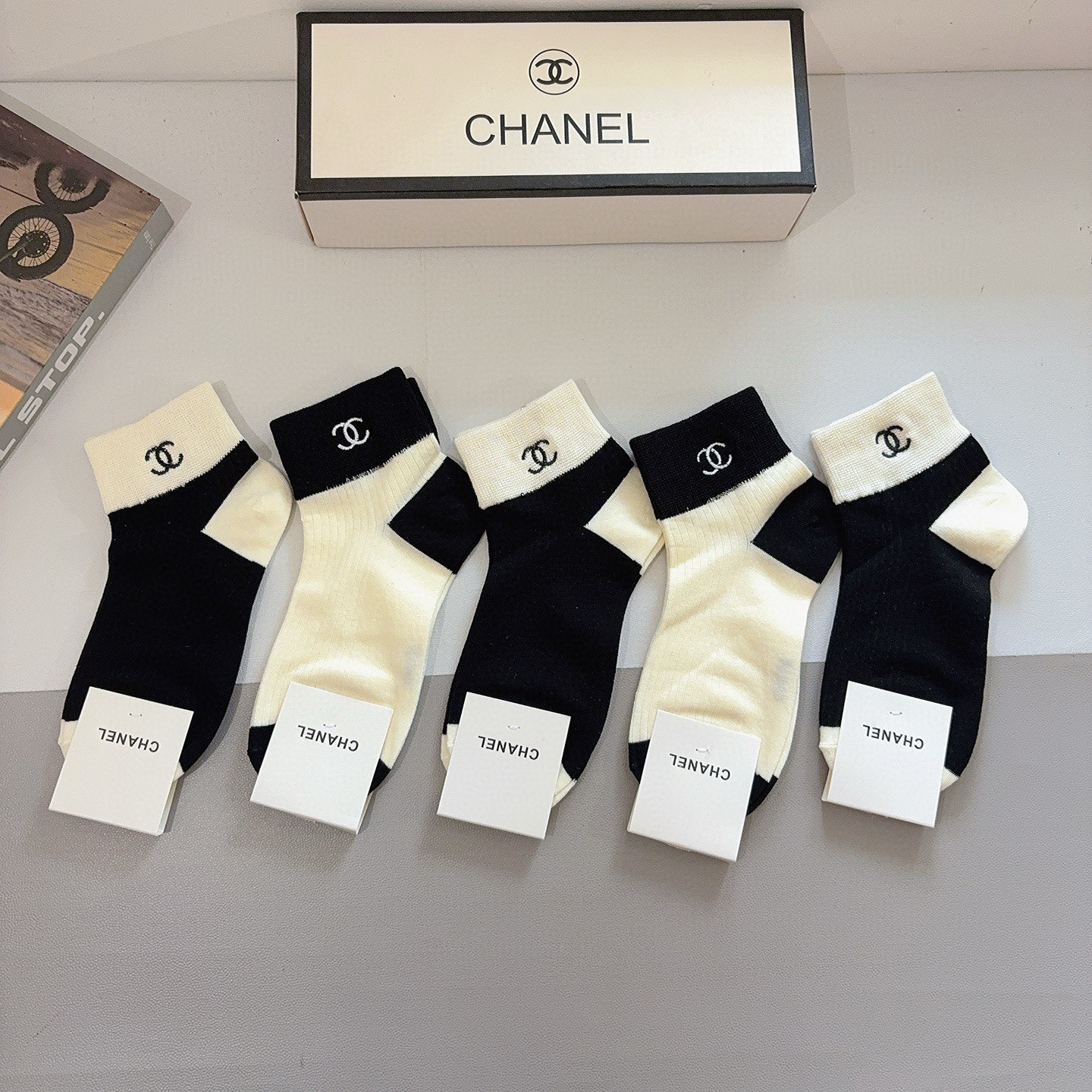 配包装（一盒5双） CHANEL 香奈儿新款刺绣纯棉袜子 经典字母logo船袜，个性时尚百搭款，！超柔软