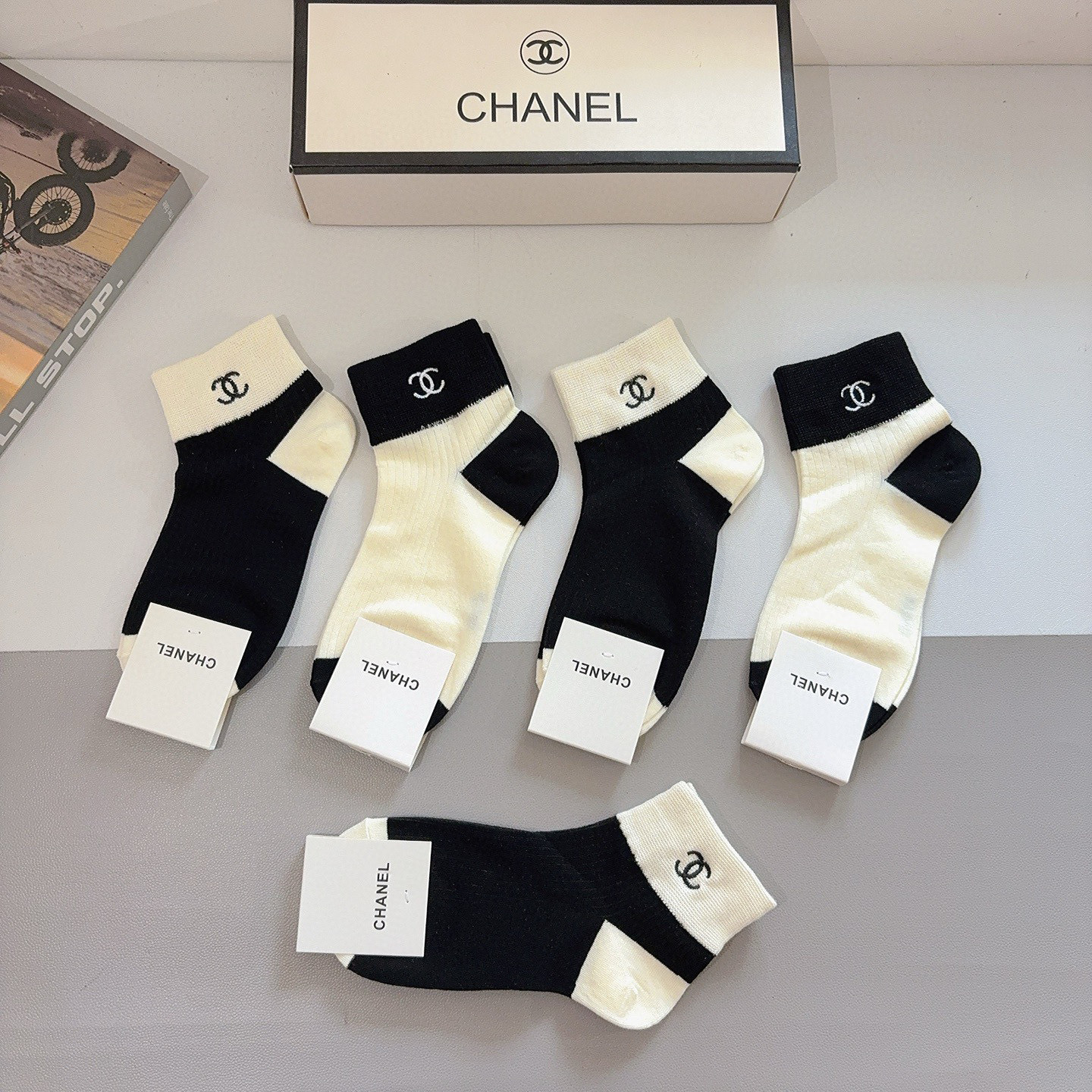配包装（一盒5双） CHANEL 香奈儿新款刺绣纯棉袜子 经典字母logo船袜，个性时尚百搭款，！超柔软