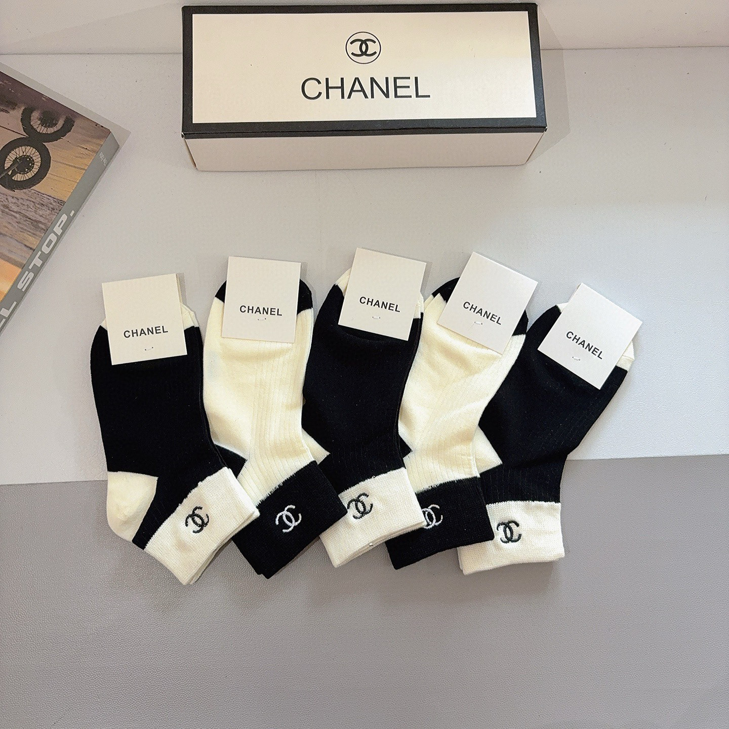 配包装（一盒5双） CHANEL 香奈儿新款刺绣纯棉袜子 经典字母logo船袜，个性时尚百搭款，！超柔软