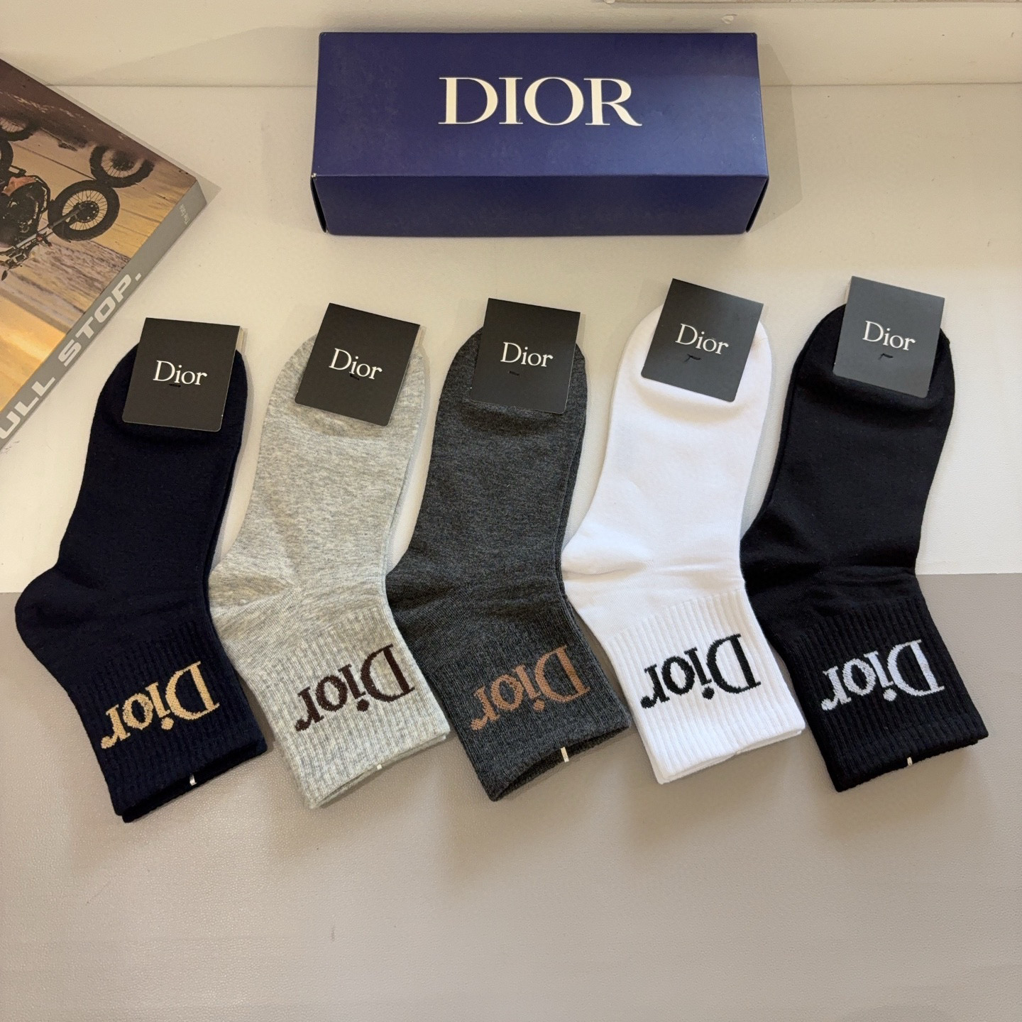 配包装（一盒5双） Dior 迪奥 新款中筒男款袜子，纯棉面料，潮人必备 ，经典个性时尚百搭款，你值得拥