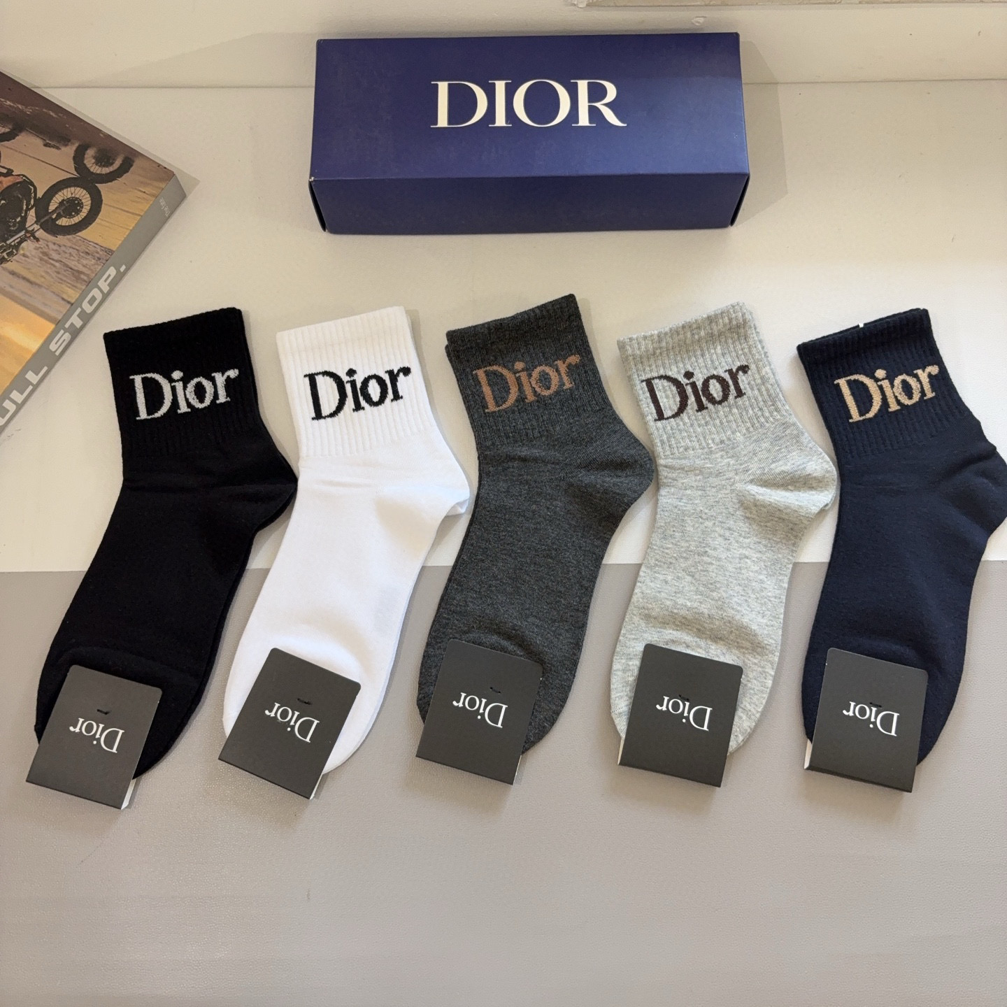配包装（一盒5双） Dior 迪奥 新款中筒男款袜子，纯棉面料，潮人必备 ，经典个性时尚百搭款，你值得拥
