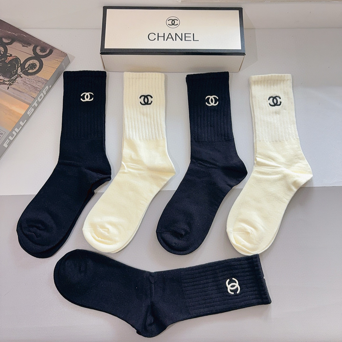 配包装（一盒5双）CHANEL 香奈儿 新款长筒刺绣纯棉面料，专柜同步长筒袜子，💛大牌出街，潮人必备🔥超