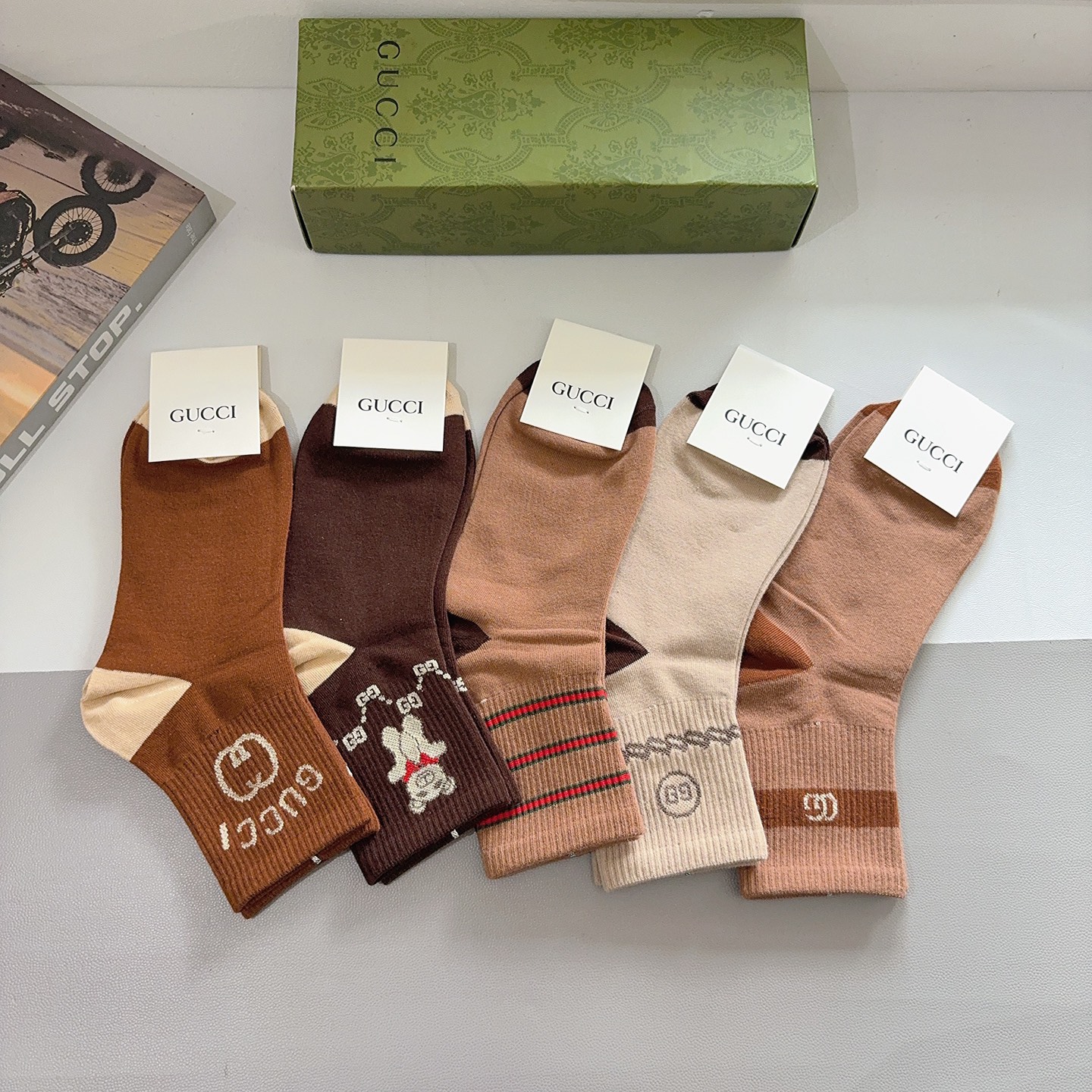 配包装（一盒5双）GUCCI 古奇 新款中筒袜子！纯棉面料，早秋款中筒袜子，💛大牌出街，潮人必备🔥超好搭