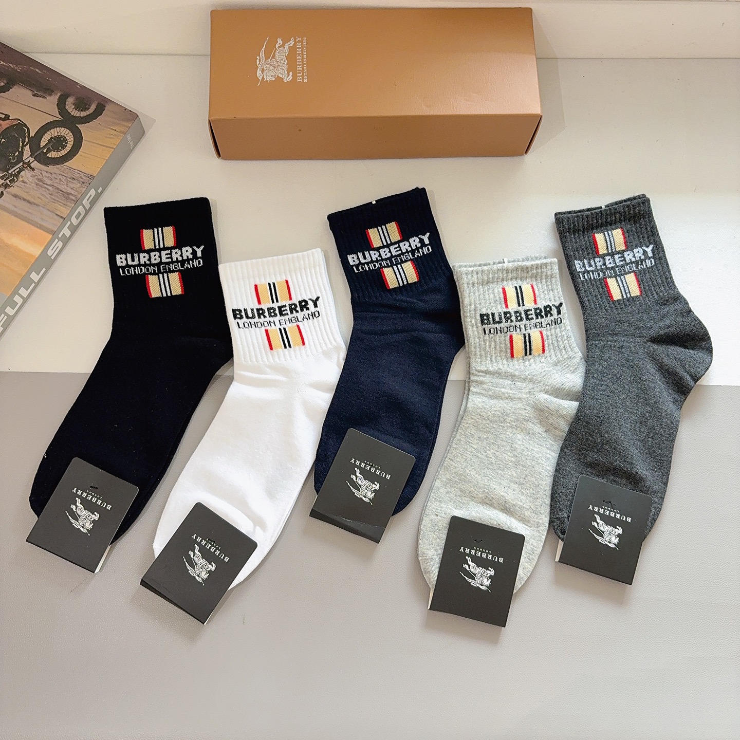配包装（一盒5双） Burberry 巴宝莉 超火爆男款中筒袜子、纯棉面料，潮人必备款，个性时尚百搭款，