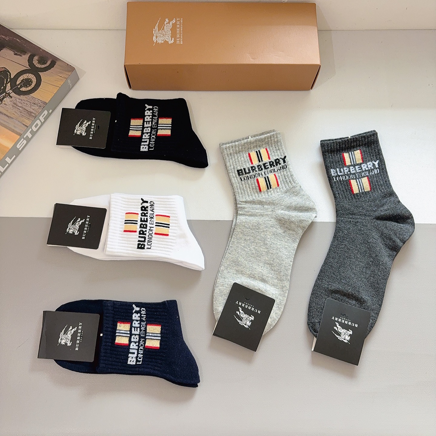 配包装（一盒5双） Burberry 巴宝莉 超火爆男款中筒袜子、纯棉面料，潮人必备款，个性时尚百搭款，