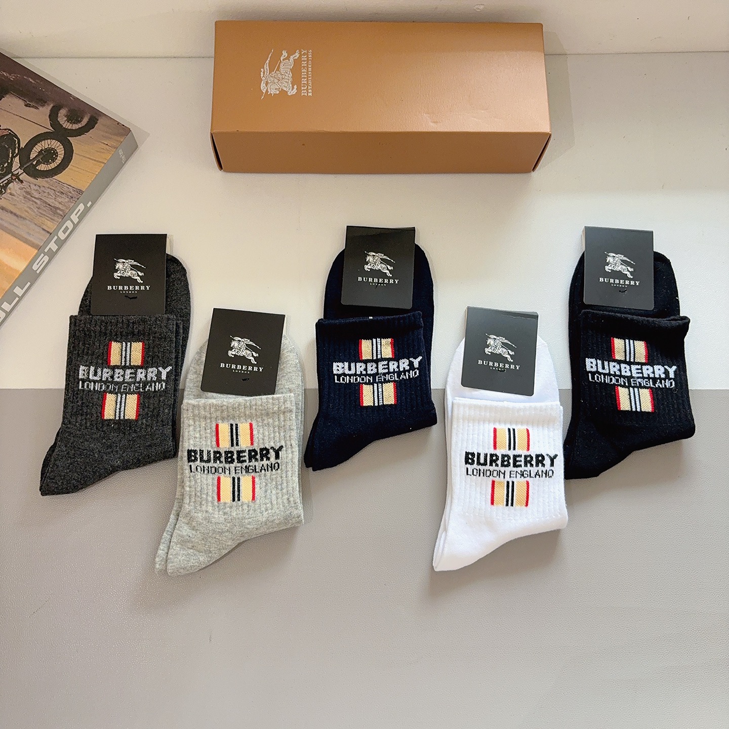 配包装（一盒5双） Burberry 巴宝莉 超火爆男款中筒袜子、纯棉面料，潮人必备款，个性时尚百搭款，