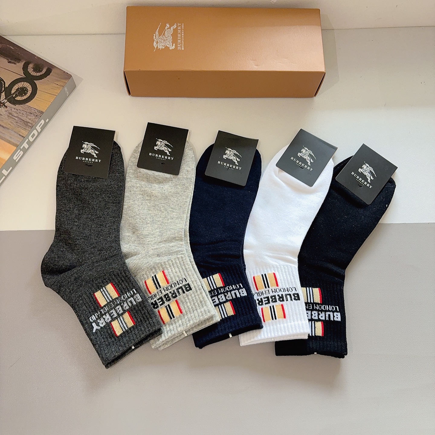 配包装（一盒5双） Burberry 巴宝莉 超火爆男款中筒袜子、纯棉面料，潮人必备款，个性时尚百搭款，