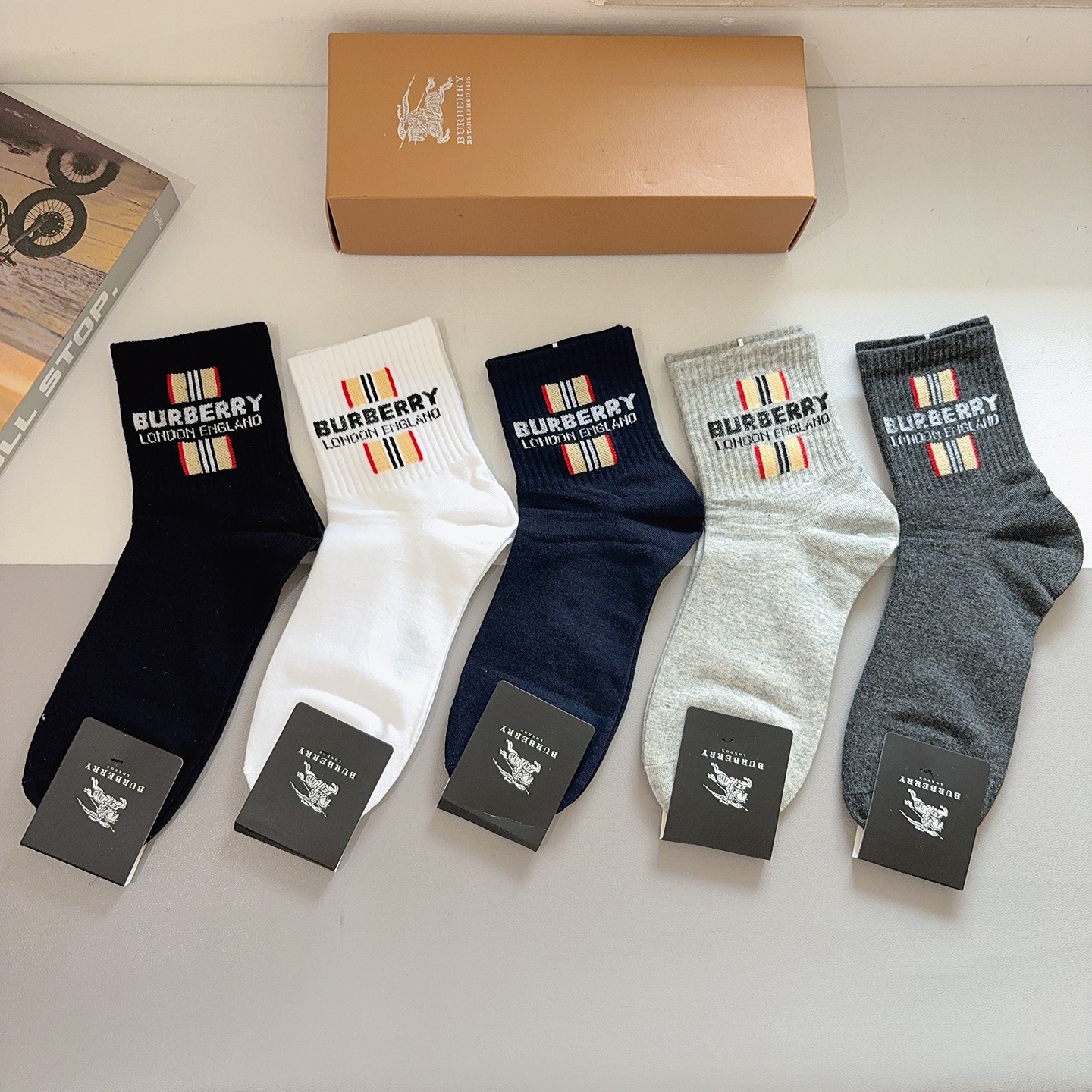配包装（一盒5双） Burberry 巴宝莉 超火爆男款中筒袜子、纯棉面料，潮人必备款，个性时尚百搭款，