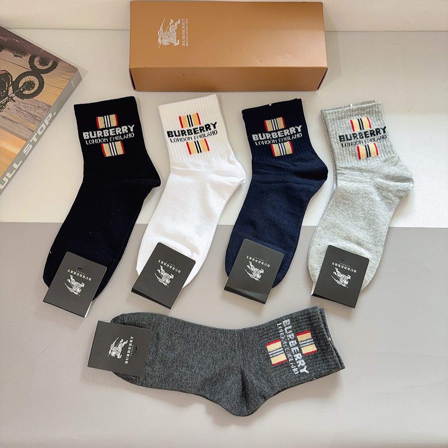 配包装（一盒5双） Burberry 巴宝莉 超火爆男款中筒袜子、纯棉面料，潮人必备款，个性时尚百搭款，