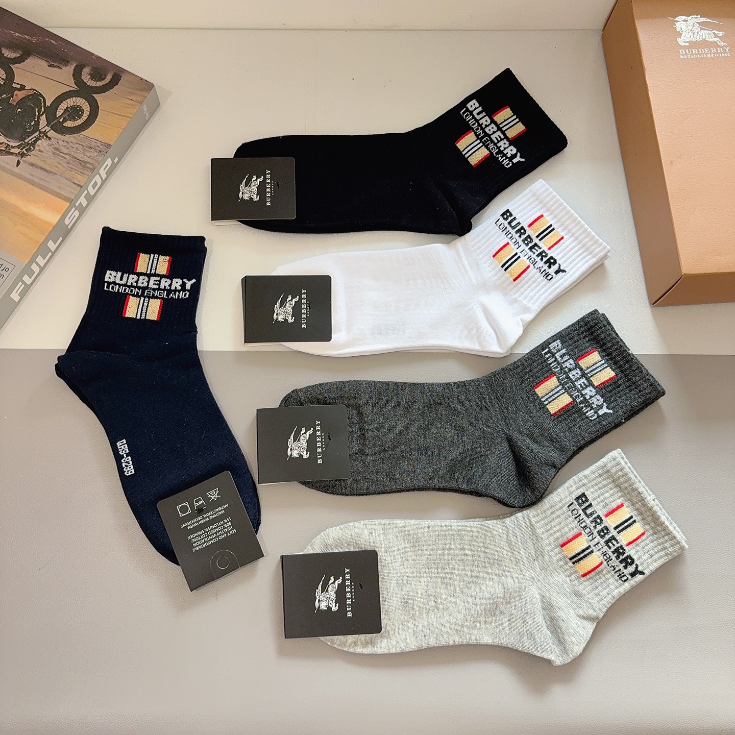 配包装（一盒5双） Burberry 巴宝莉 超火爆男款中筒袜子、纯棉面料，潮人必备款，个性时尚百搭款，