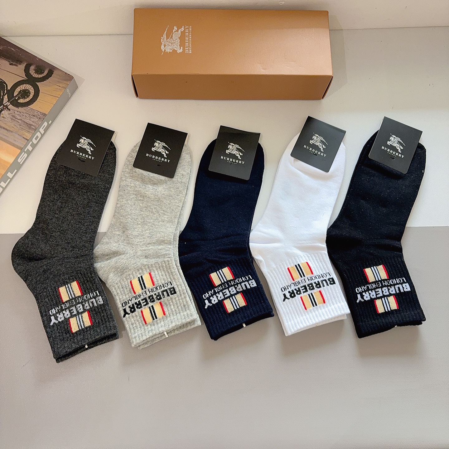 配包装（一盒5双） Burberry 巴宝莉 超火爆男款中筒袜子、纯棉面料，潮人必备款，个性时尚百搭款，