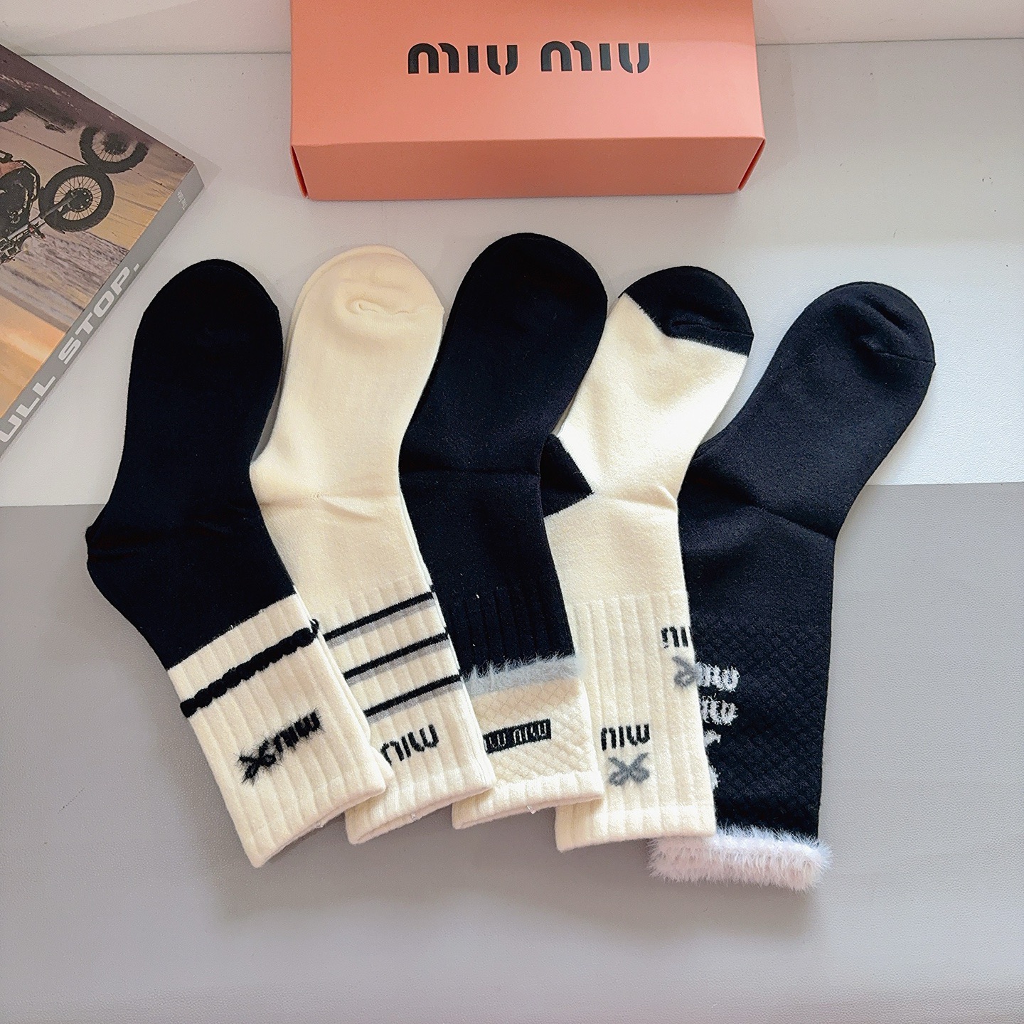 配包装（一盒5双）miumiu 缪缪 新款高版本长筒袜子、兔绒材质超柔软舒适、经典字母图案logo，大牌