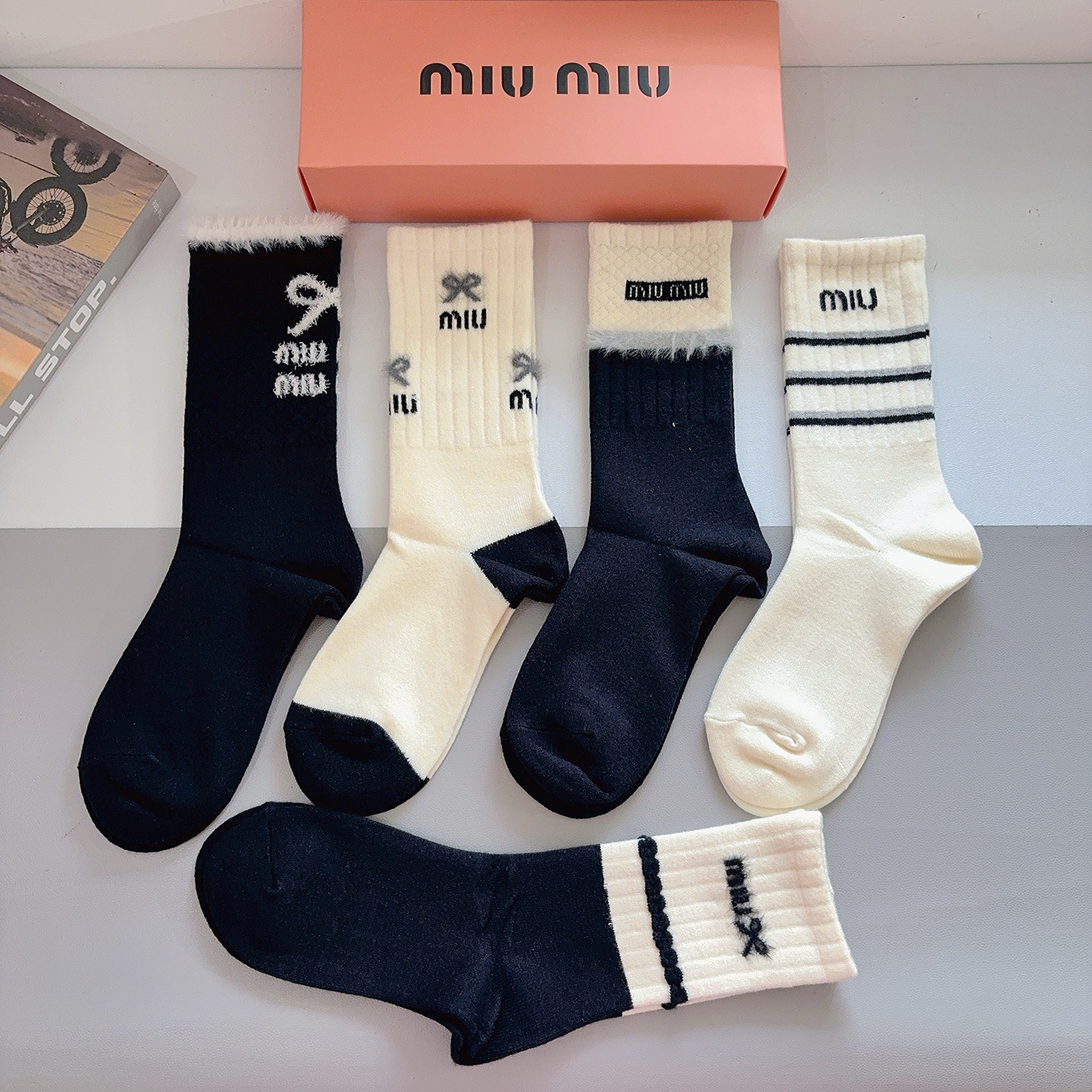 配包装（一盒5双）miumiu 缪缪 新款高版本长筒袜子、兔绒材质超柔软舒适、经典字母图案logo，大牌