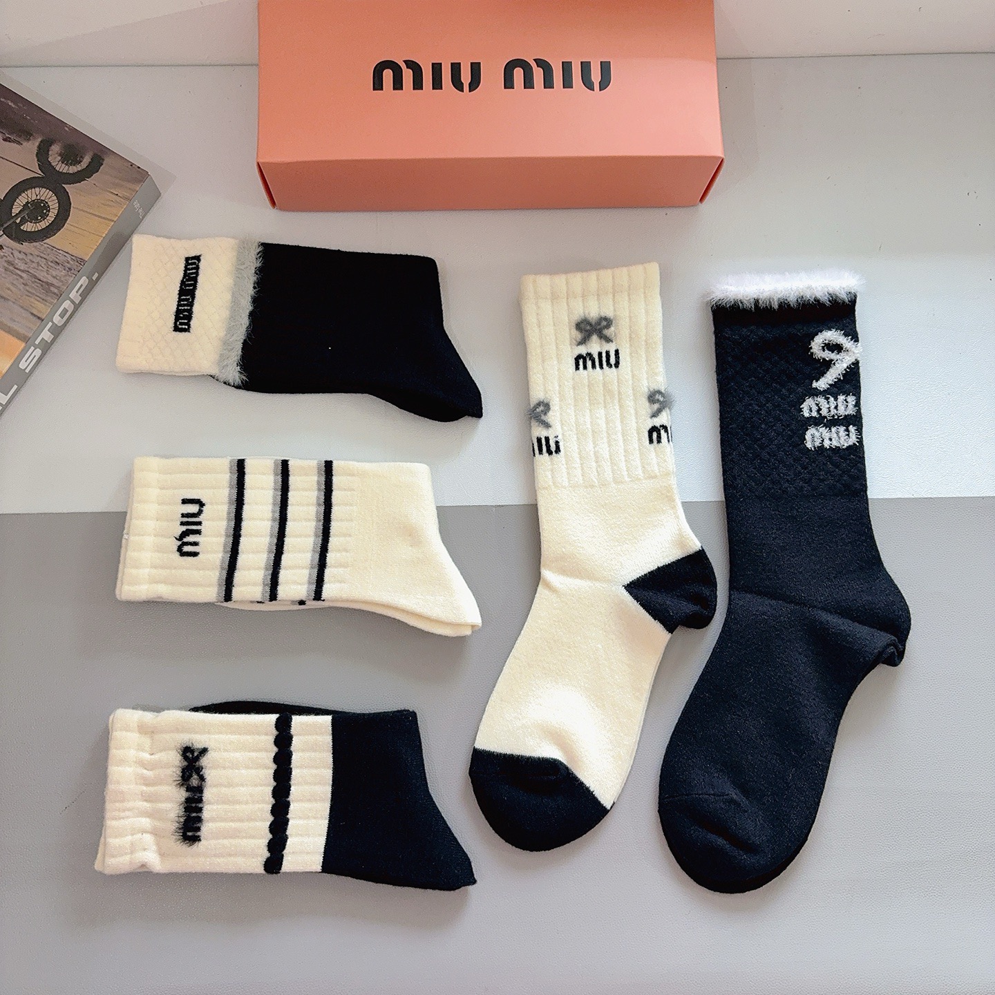 配包装（一盒5双）miumiu 缪缪 新款高版本长筒袜子、兔绒材质超柔软舒适、经典字母图案logo，大牌