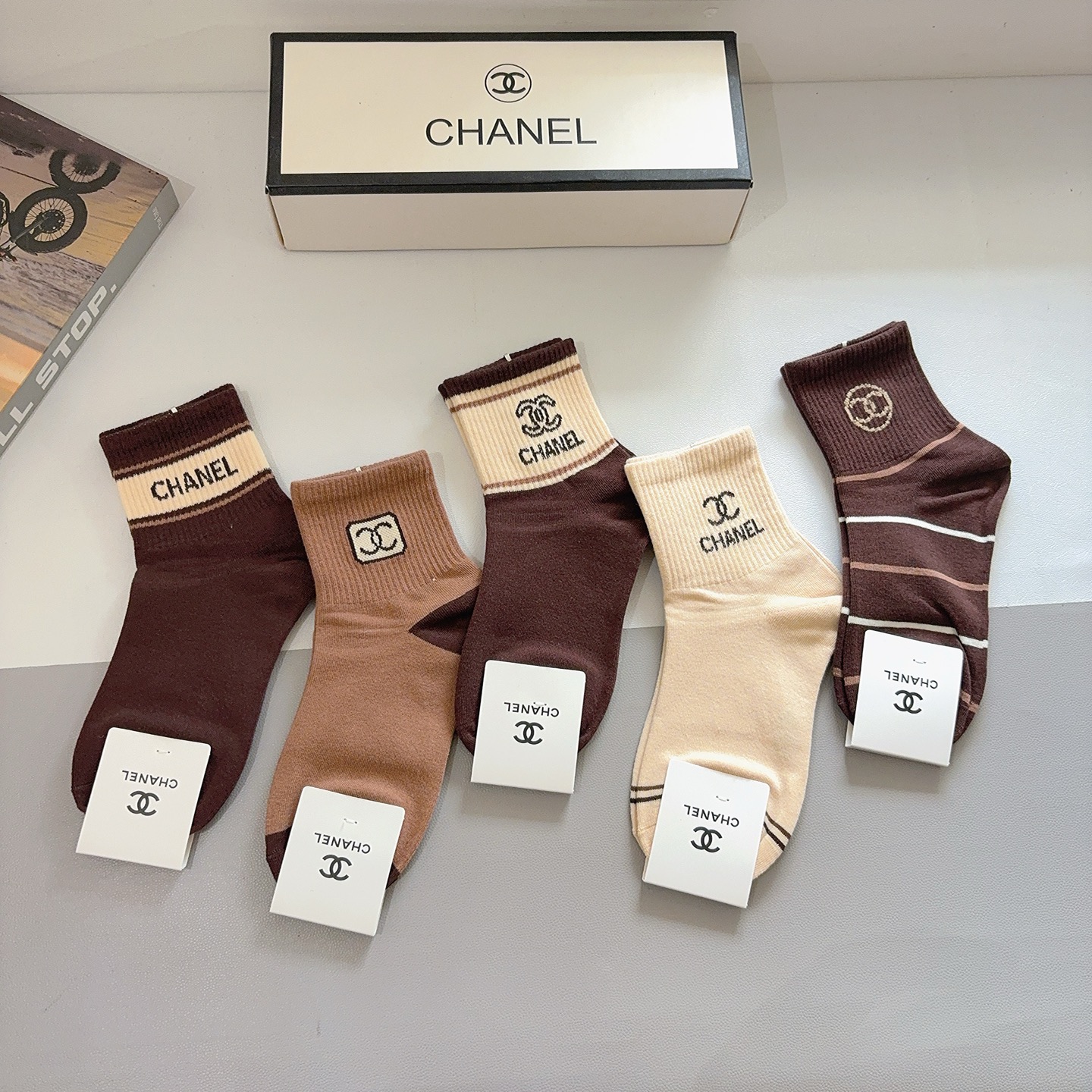 配包装（一盒5双）CHANEL 香奈儿经典中筒袜子❗️高版本纯棉材质柔软，秒杀市场普通货，经典的双C图案